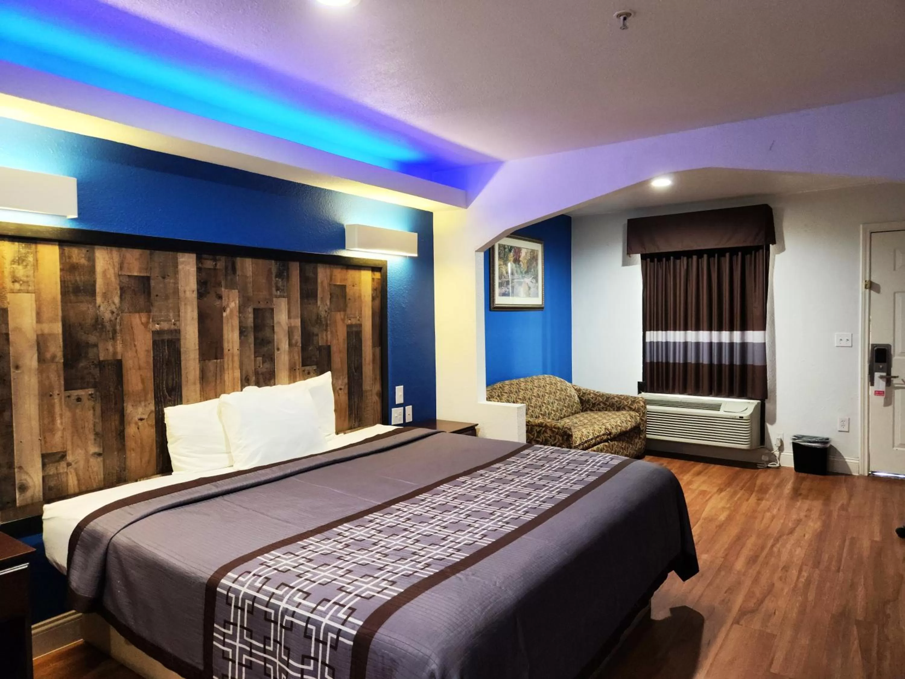 Bed in Express Inn Tomball