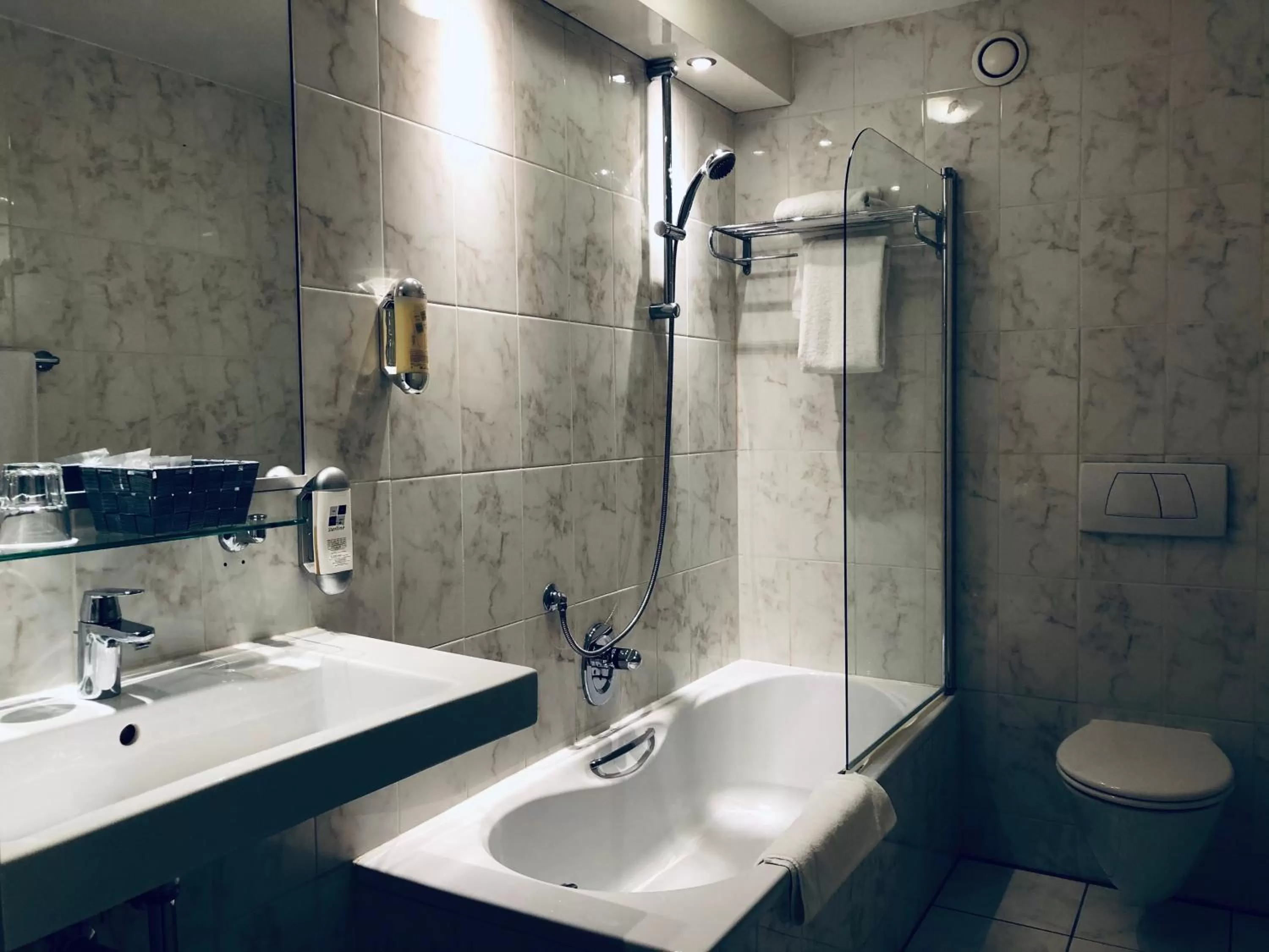 Bathroom in Boutique Hotel Chariot - Amsterdam Schiphol Airport