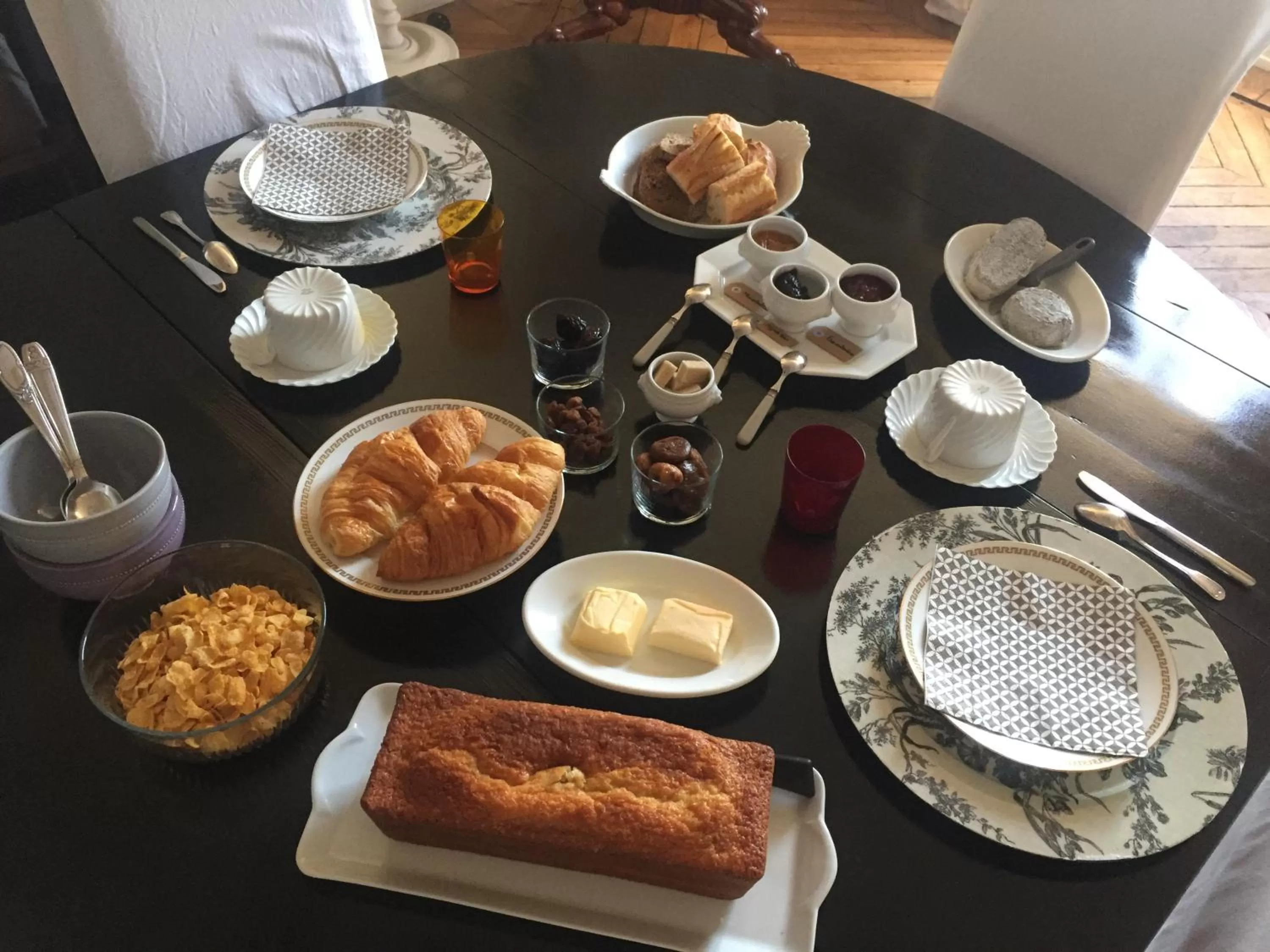 Continental breakfast in Au 16 Place Saint Louis