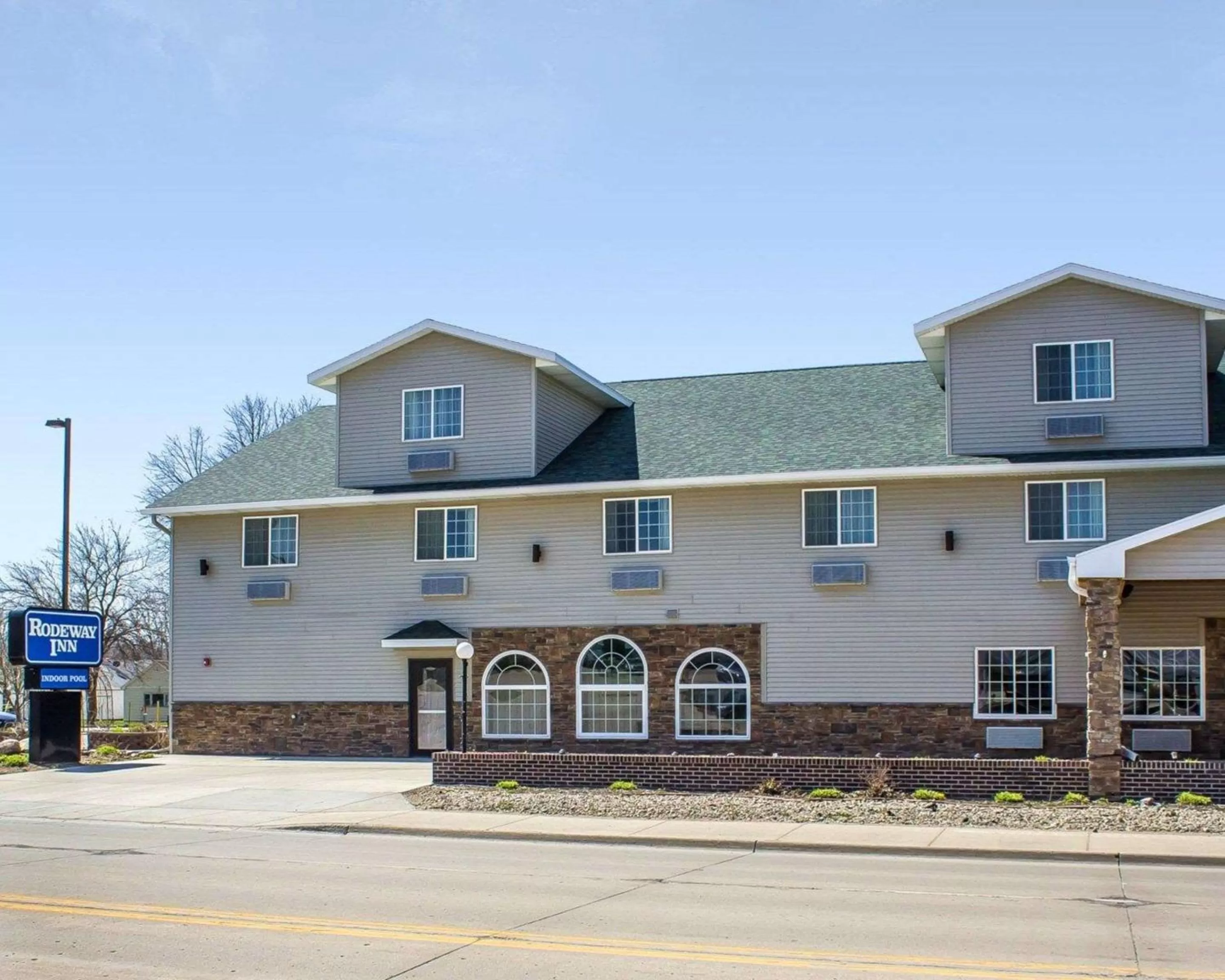 Property building in Rodeway Inn & Suites near Okoboji Lake
