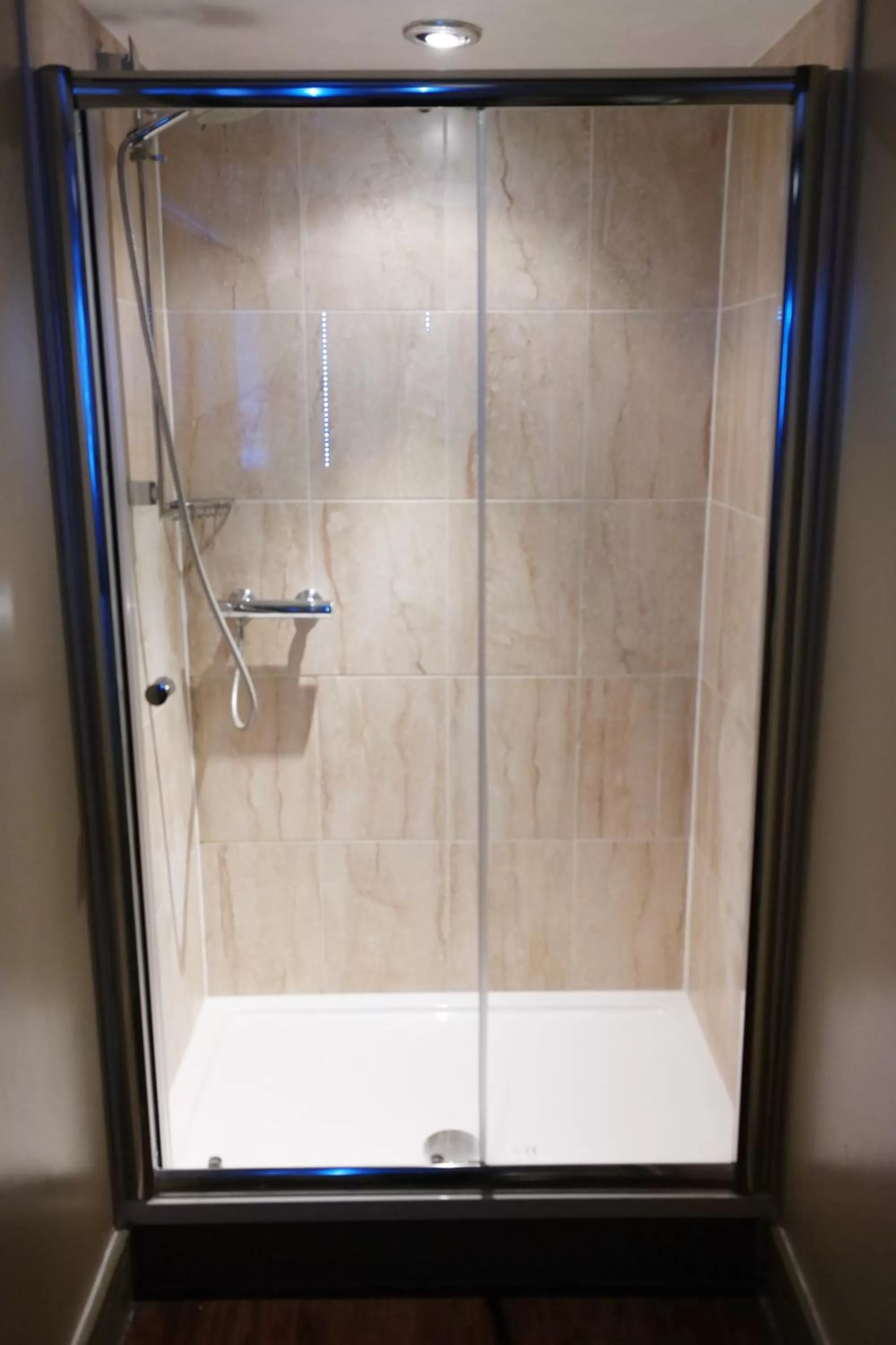 Shower in The Cross Keys