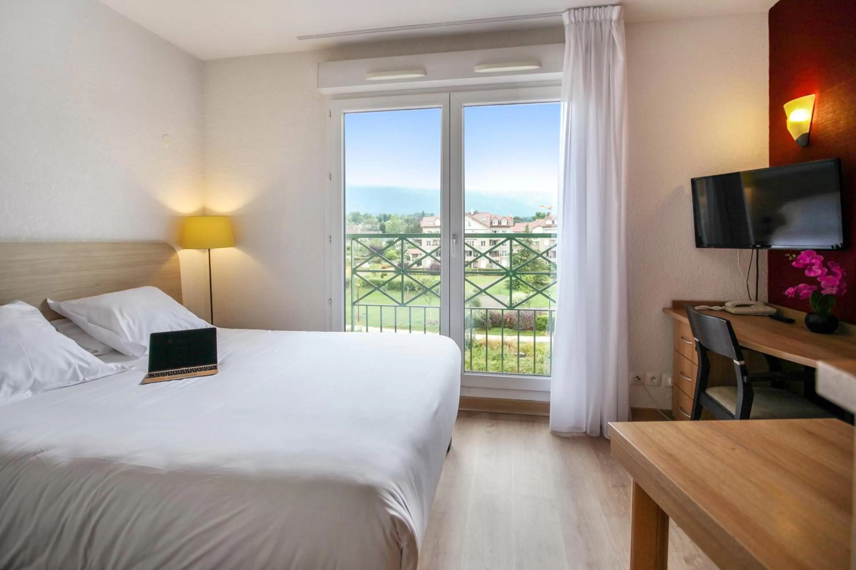 Bed in Quality Aparthotel Divonne - Portes de Geneve