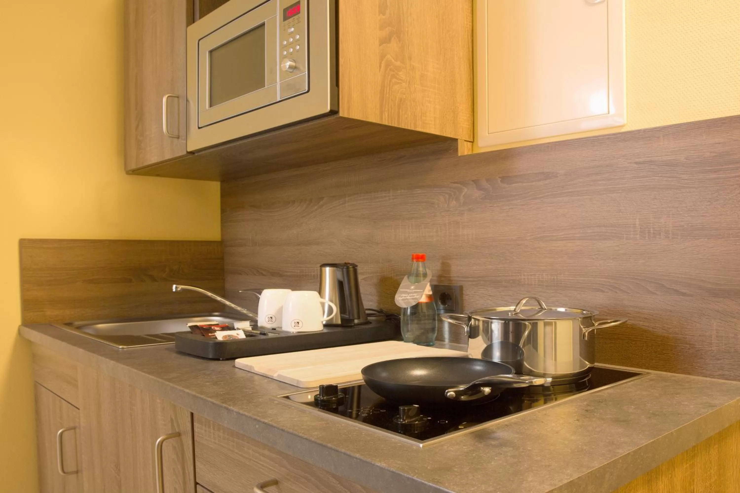 Kitchen or kitchenette in Naam Hotel & Apartments Frankfurt City-Messe Airport