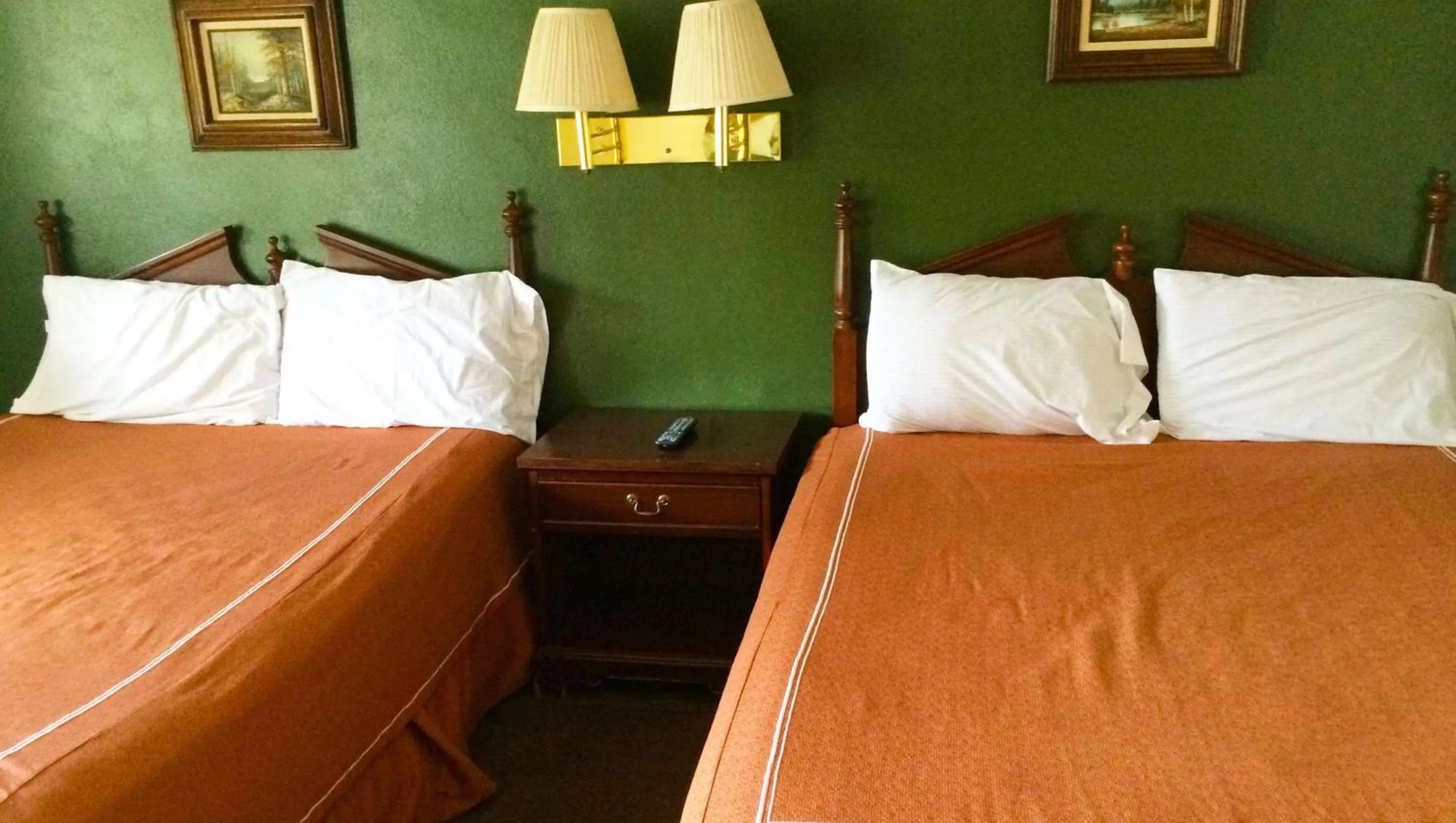 Photo of the whole room, Bed in Motel Forrest Rockville