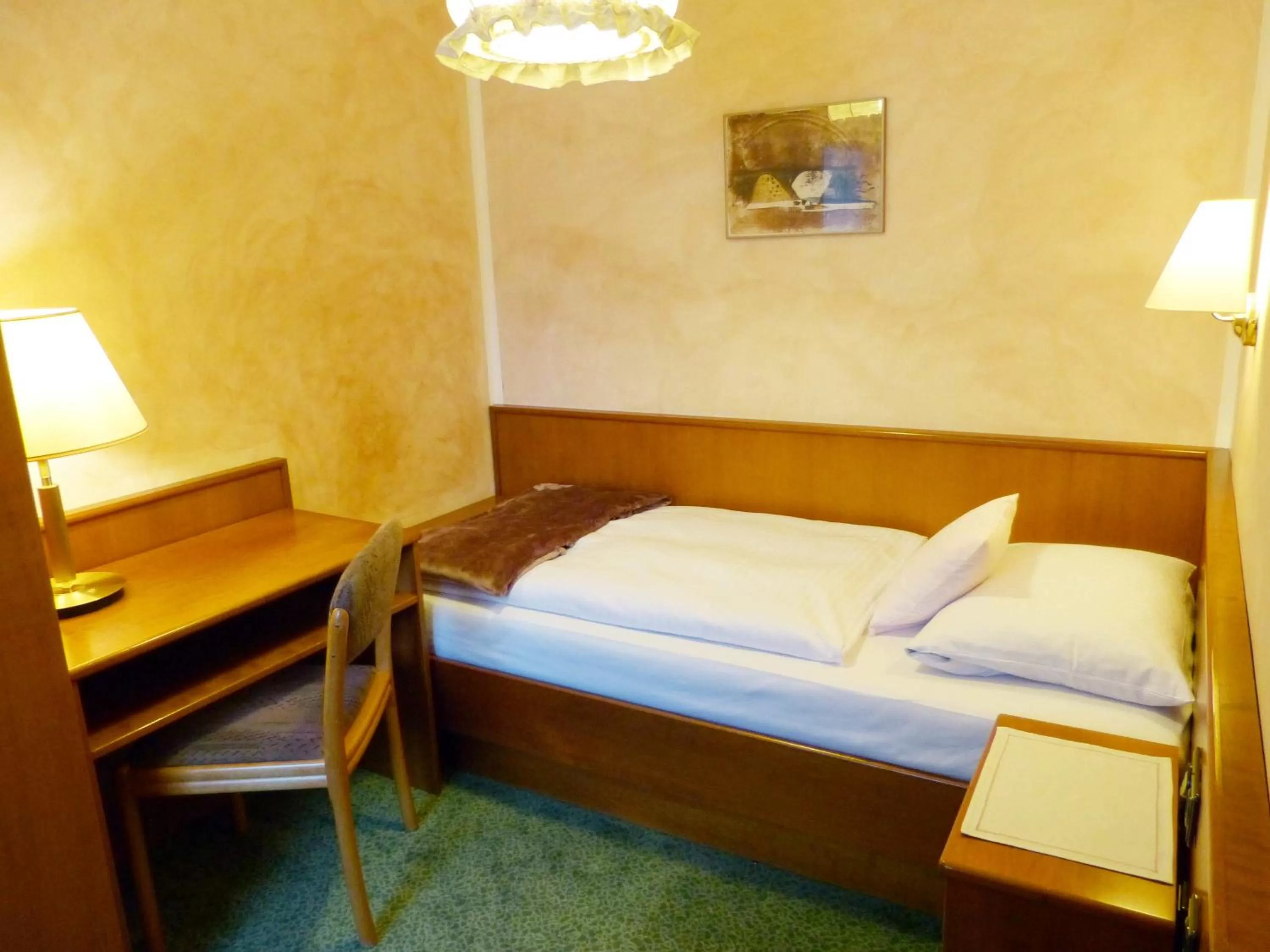 Photo of the whole room, Bed in Hotel Wurms