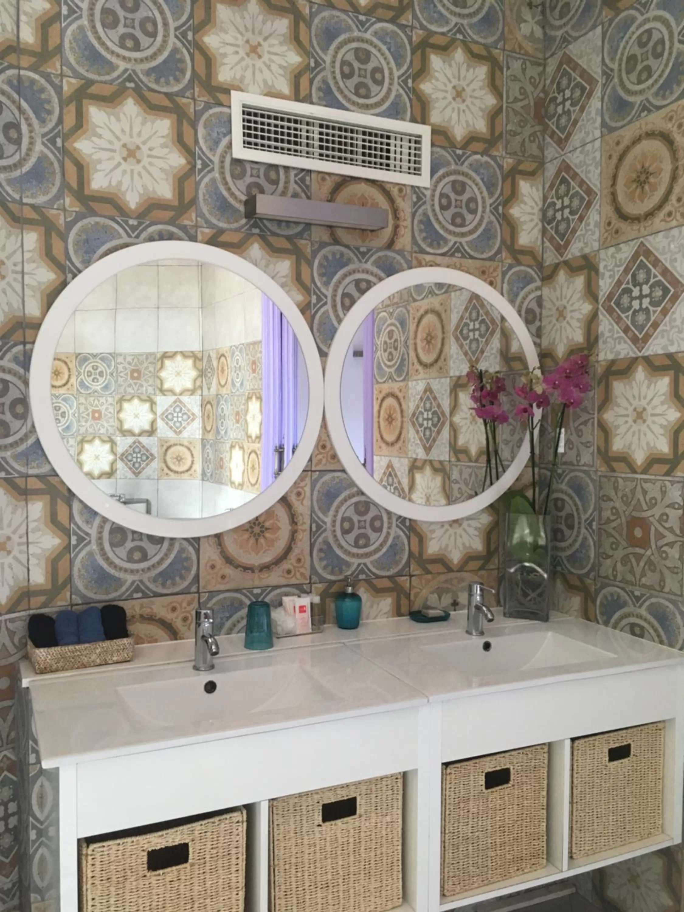 Bathroom in Hotel Ginebra