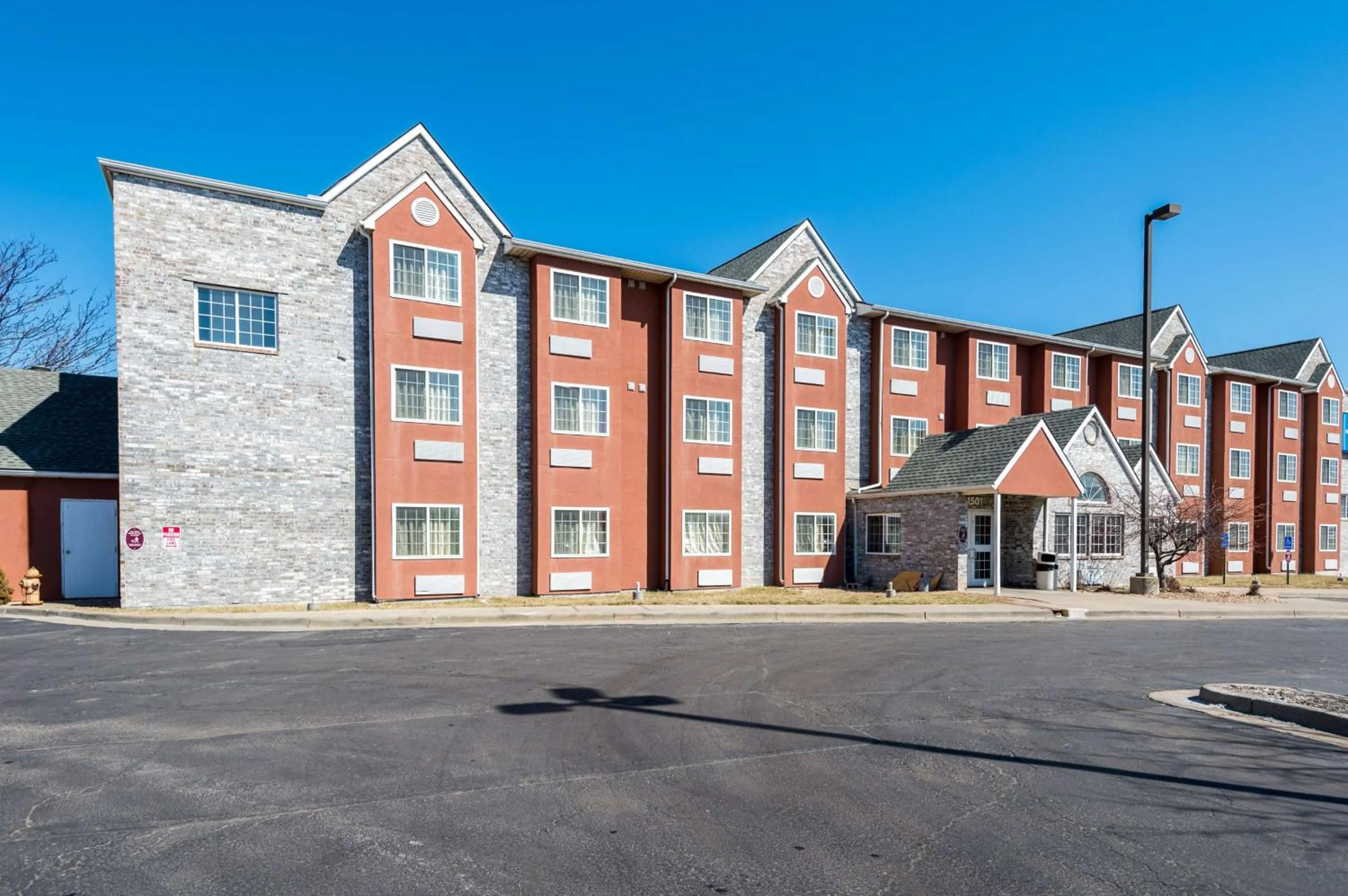 Property building in Motel 6-Olathe, KS