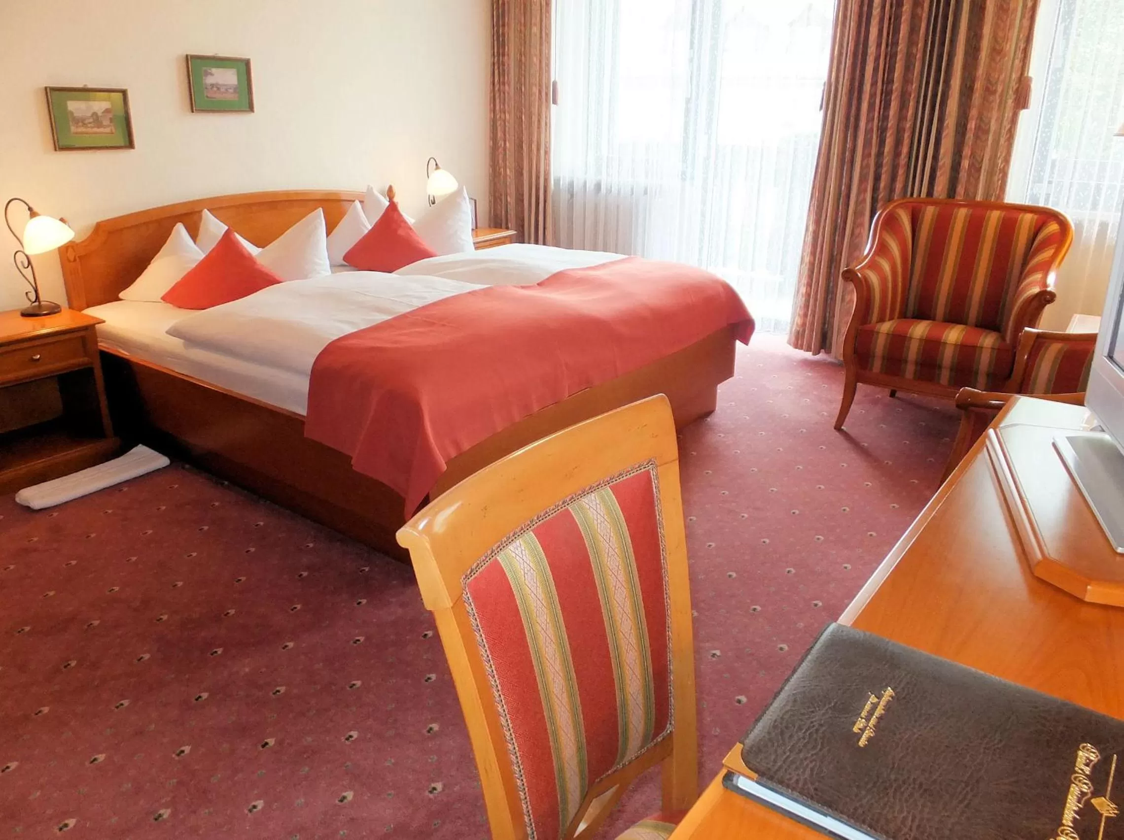 Photo of the whole room, Bed in Reindl's Partenkirchener Hof