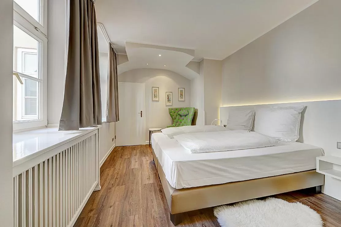 Photo of the whole room, Bed in Carlstadt Suites Düsseldorf