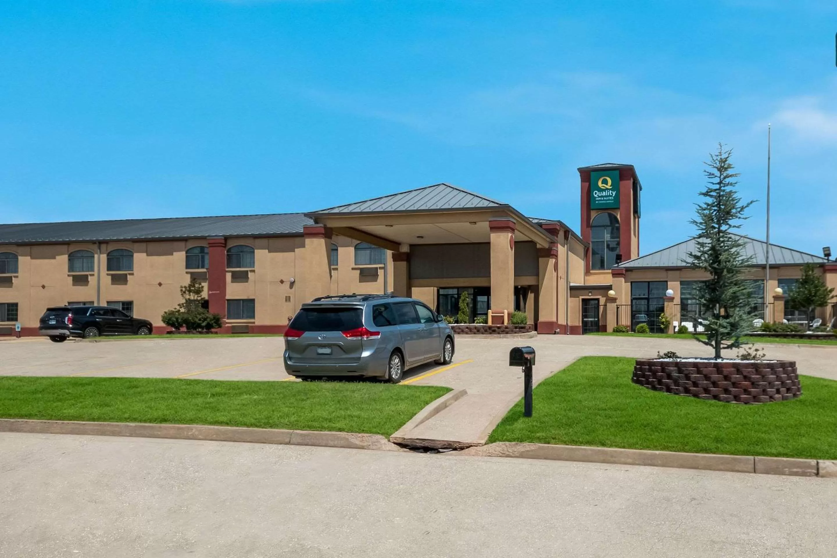Property building in Quality Inn & Suites Oklahoma City North