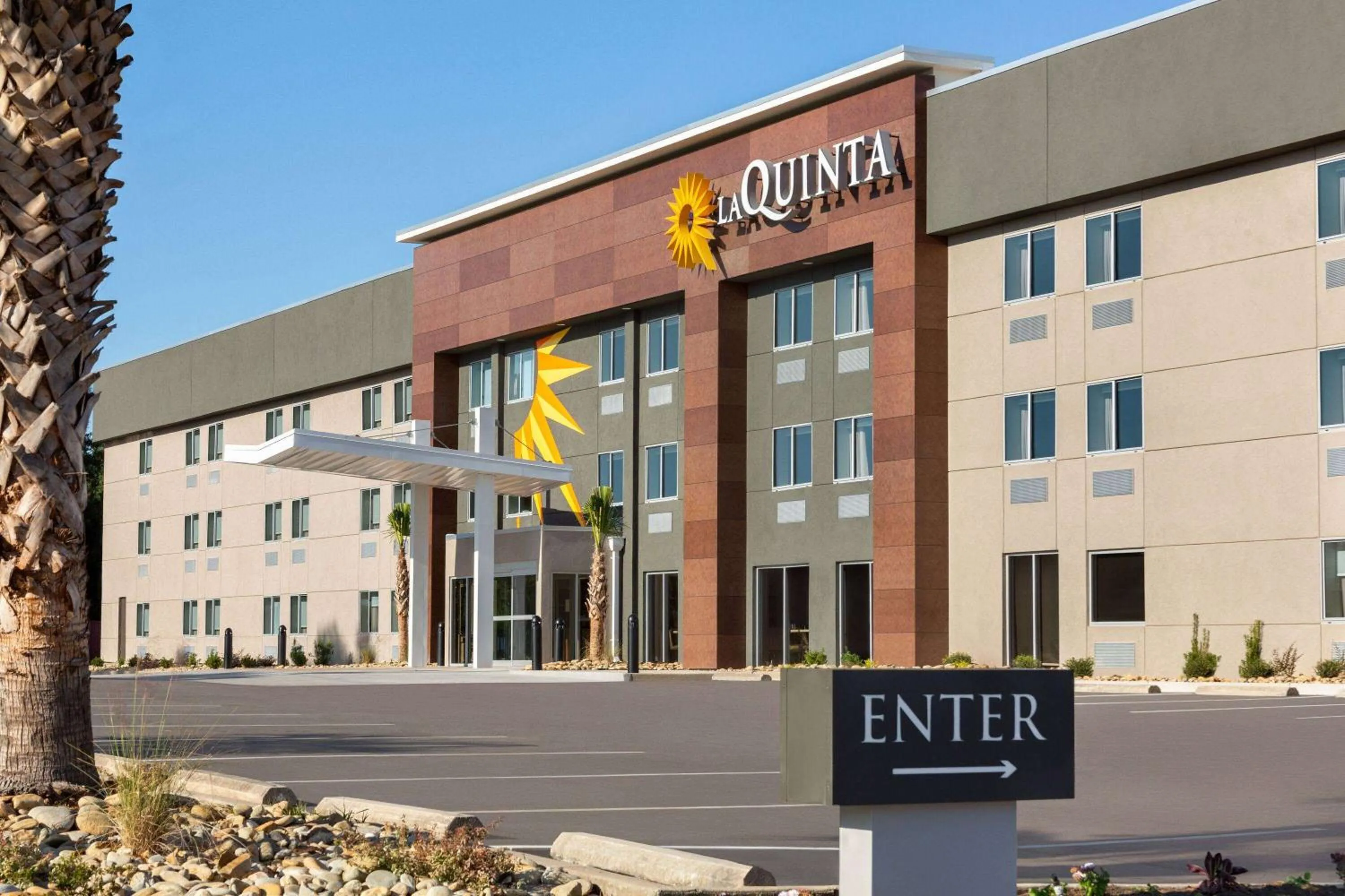 Property building in La Quinta Inn by Wyndham Columbia NE Fort Jackson
