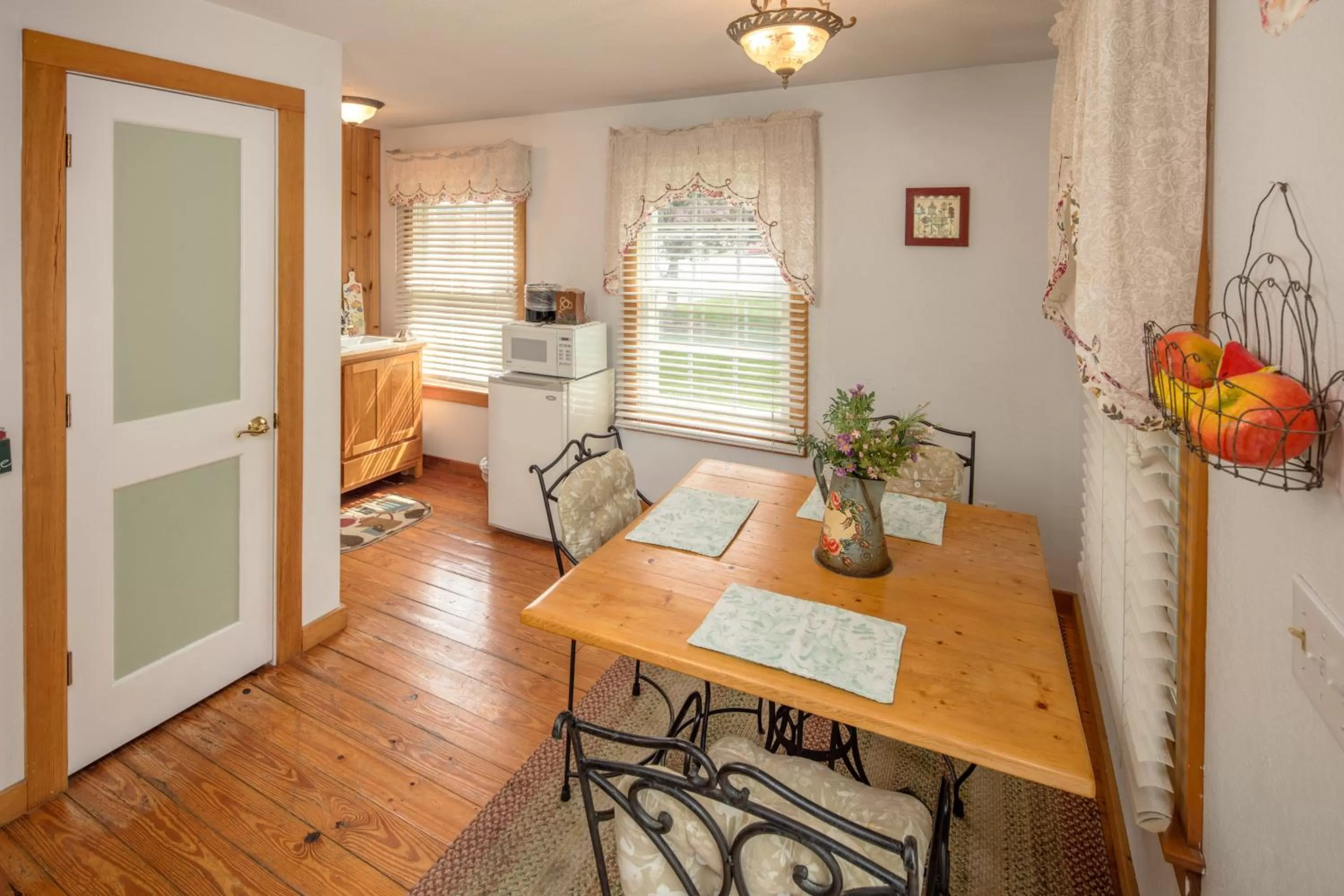 Dining Area in Cloran Mansion Bed & Breakfast