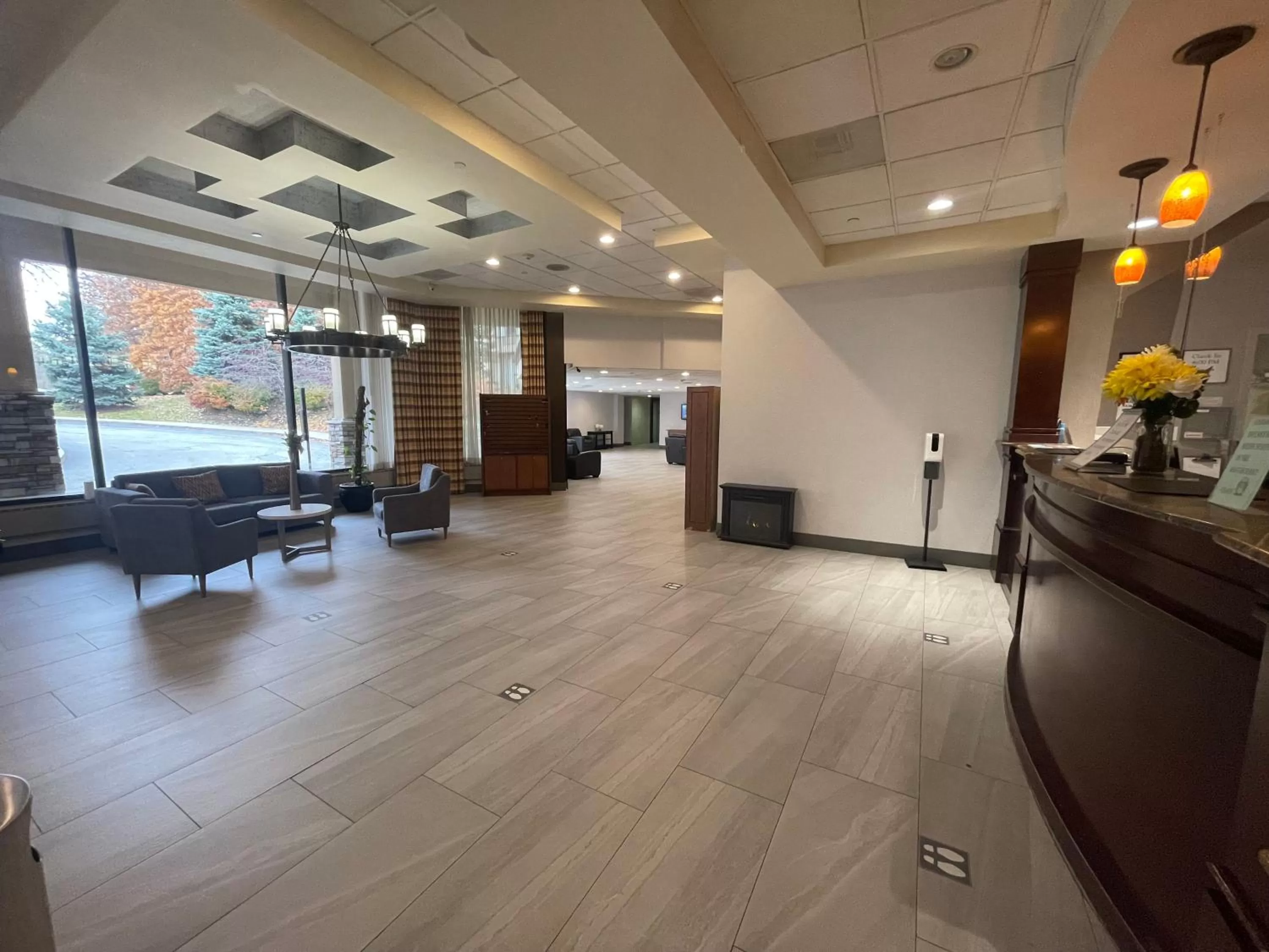 Lobby or reception in Ramada by Wyndham Cleveland Independence