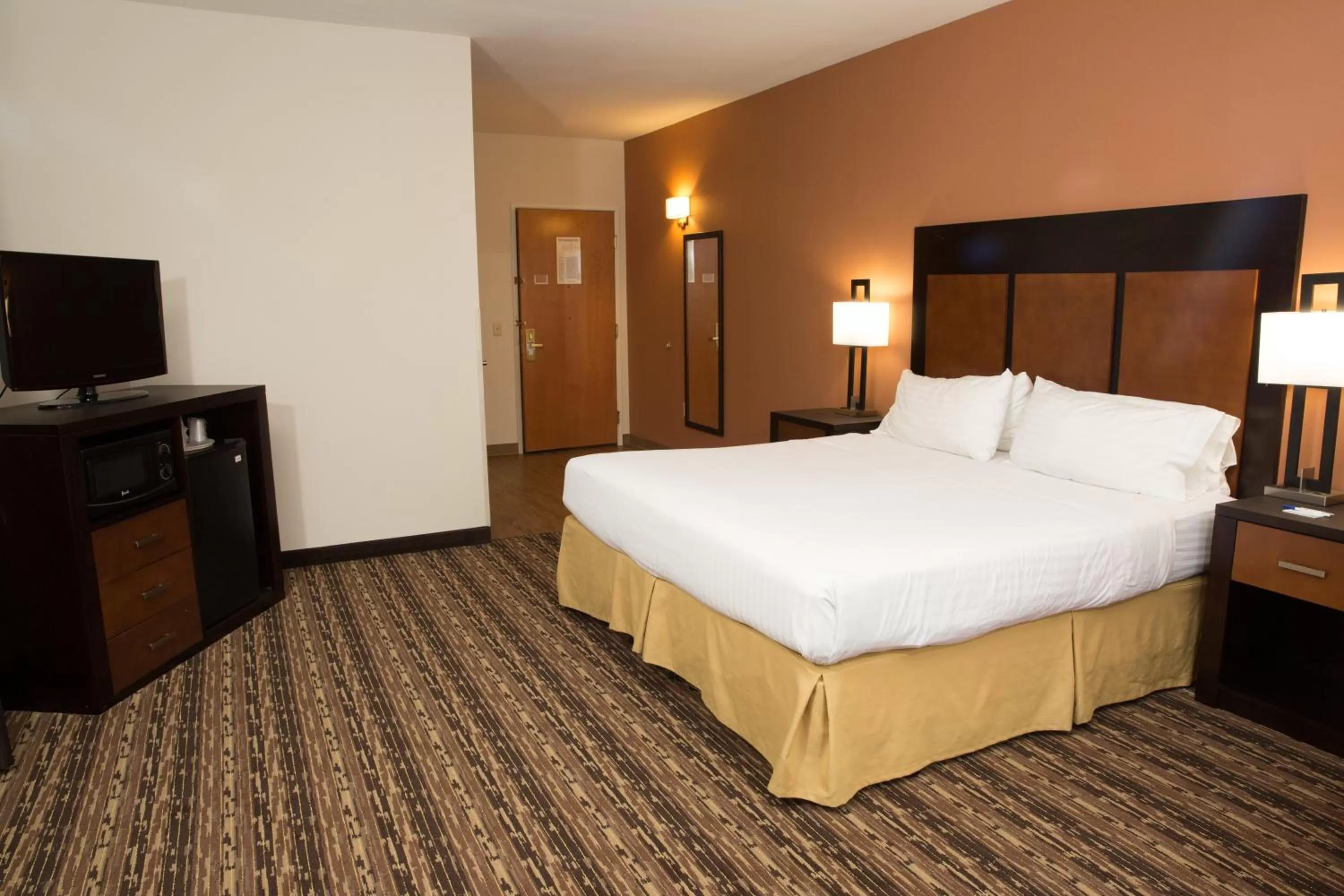 Photo of the whole room, Bed in Holiday Inn Express Hotel & Suites Cherokee-Casino by IHG