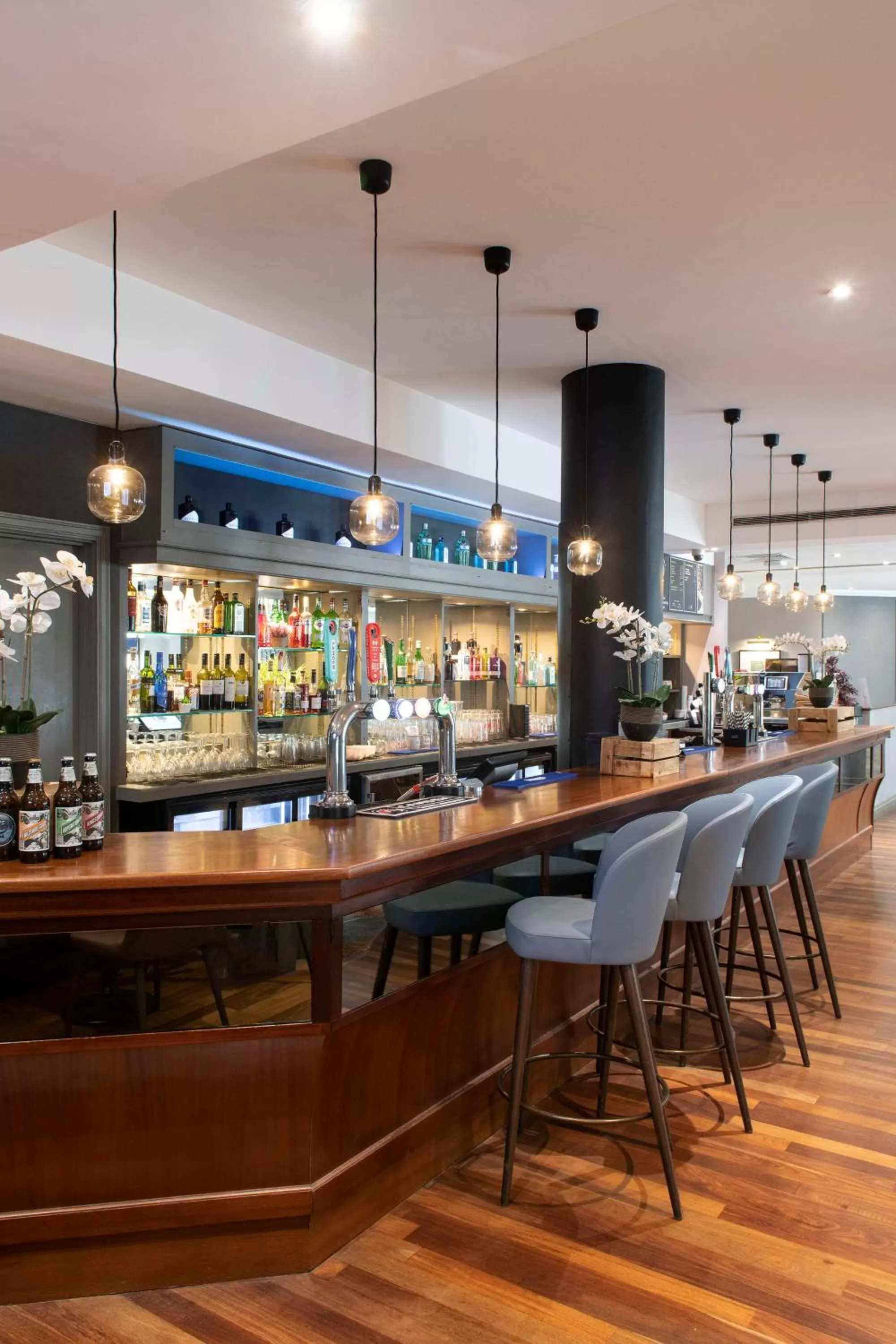 Lounge or bar in DoubleTree by Hilton Swindon Hotel