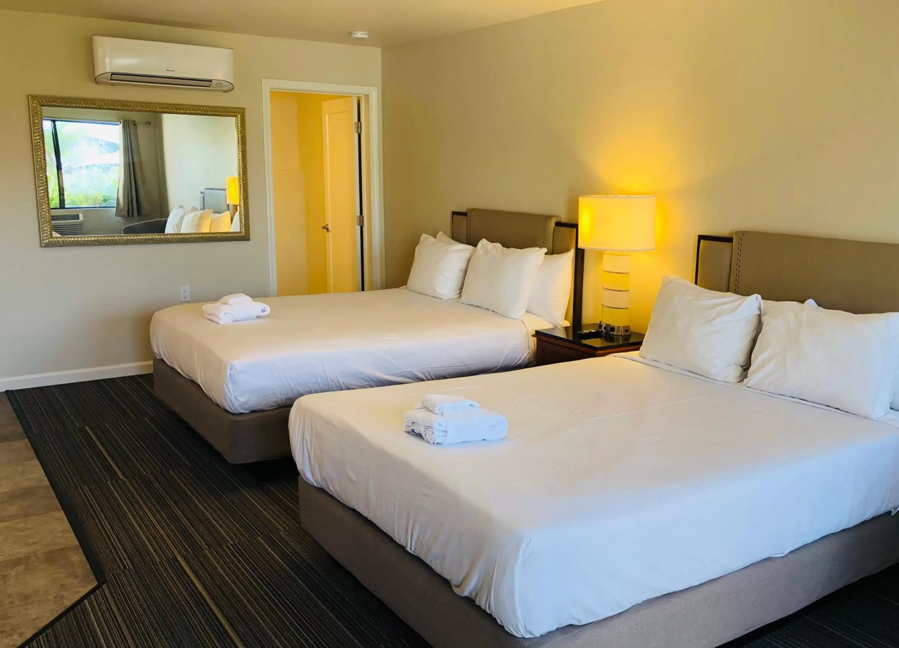 Bed in Moonlight Beach Motel