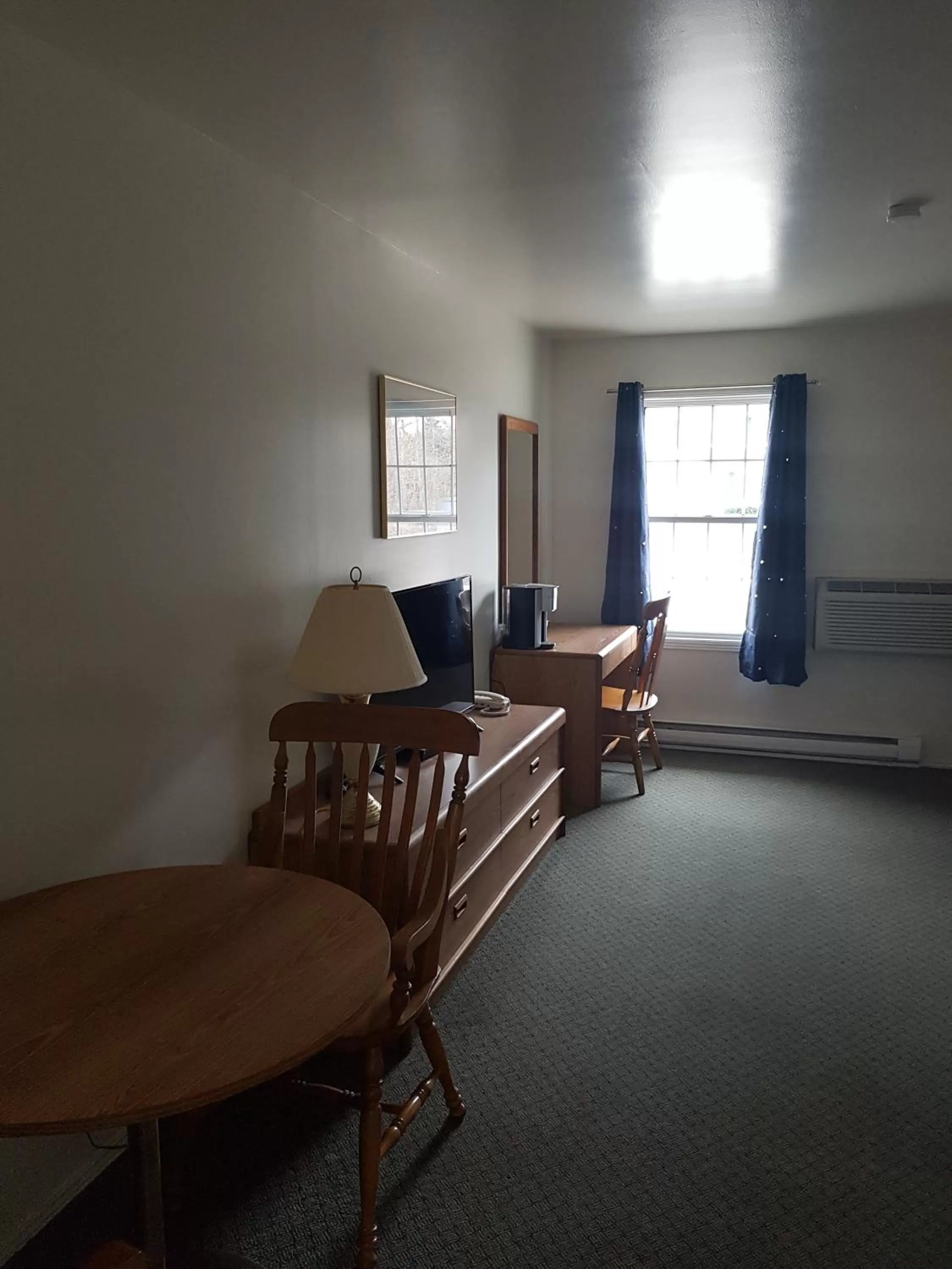 TV/Entertainment Center in Covered Bridge Inn & Suites