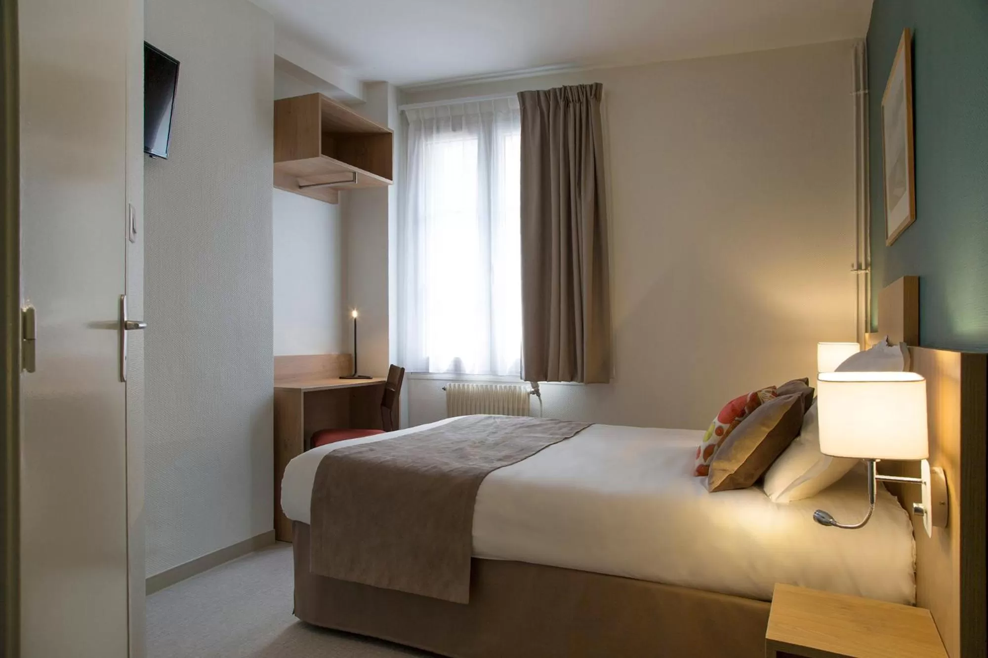 Bedroom, Bed in Logis Hôtel Chaptal, Amboise