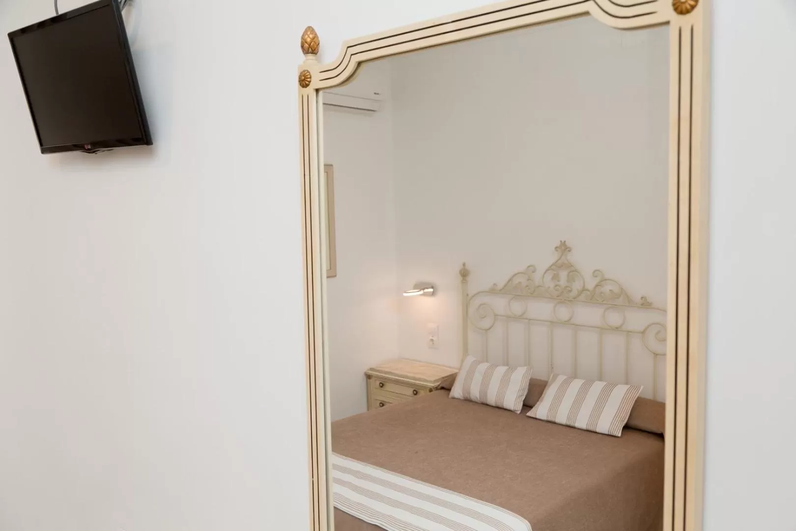 Decorative detail, Bed in Hotel Marítimo Urban