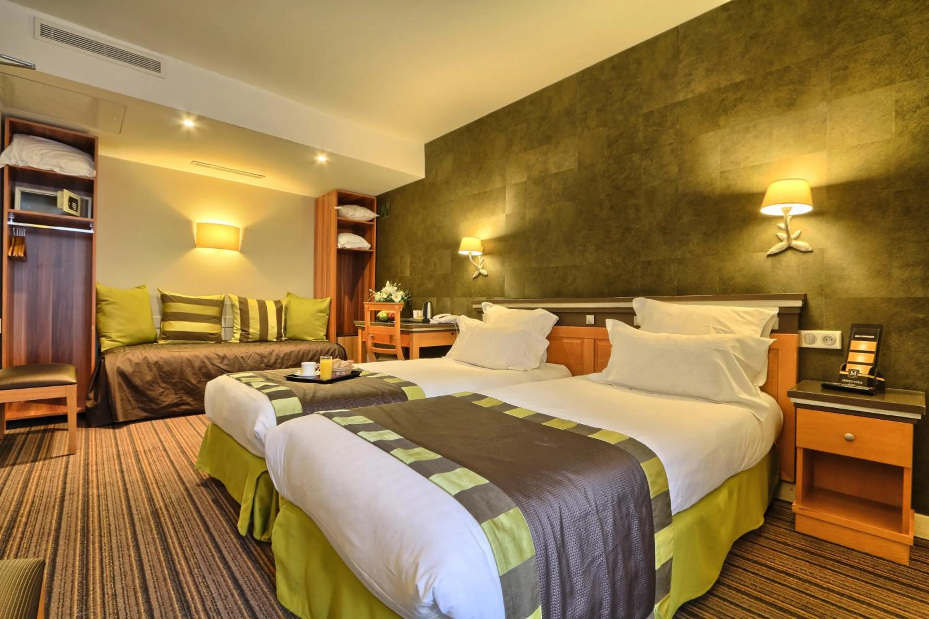 Photo of the whole room, Bed in Hôtel Mondial