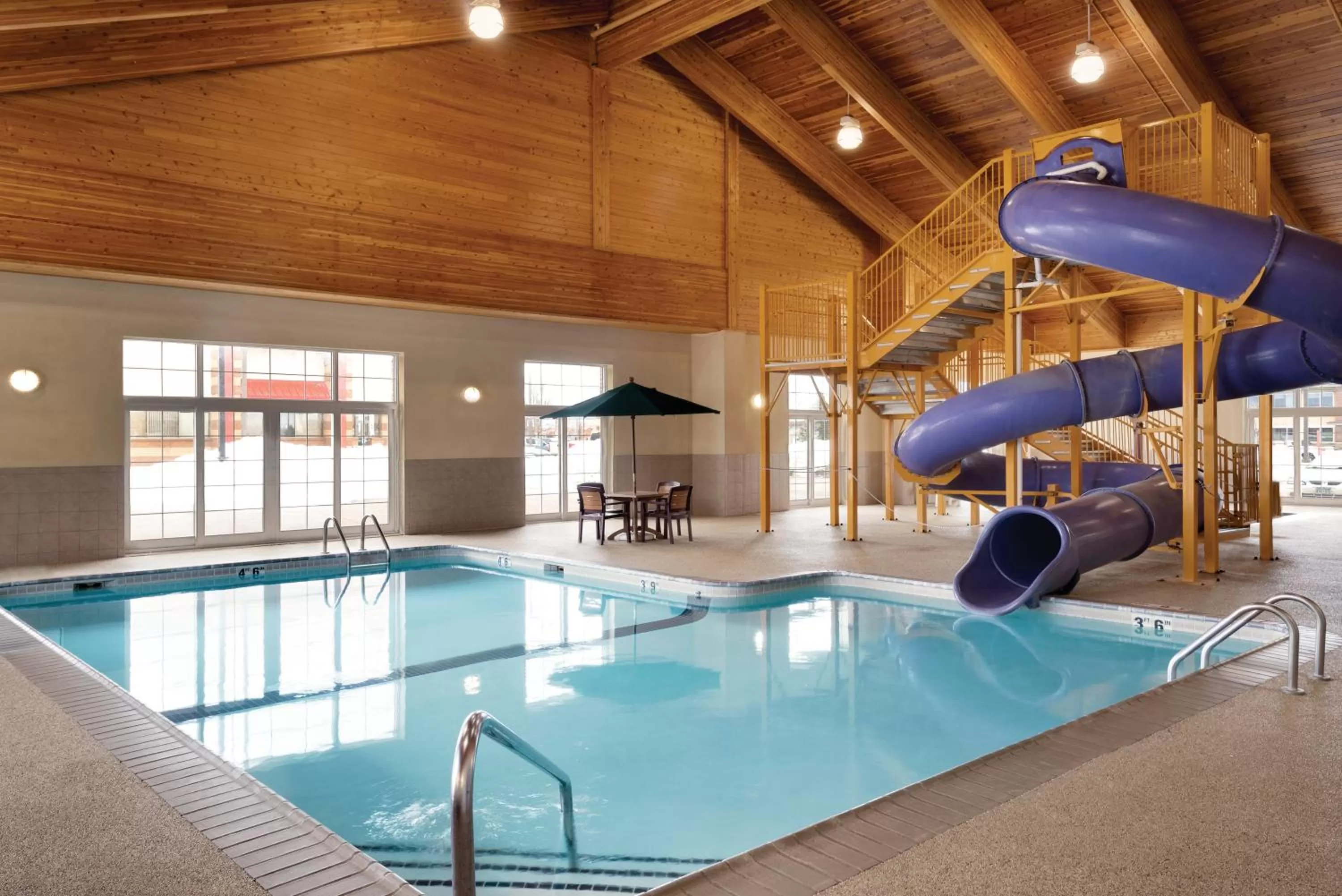 Swimming pool in Country Inn & Suites by Radisson, Shoreview-Mounds View, MN