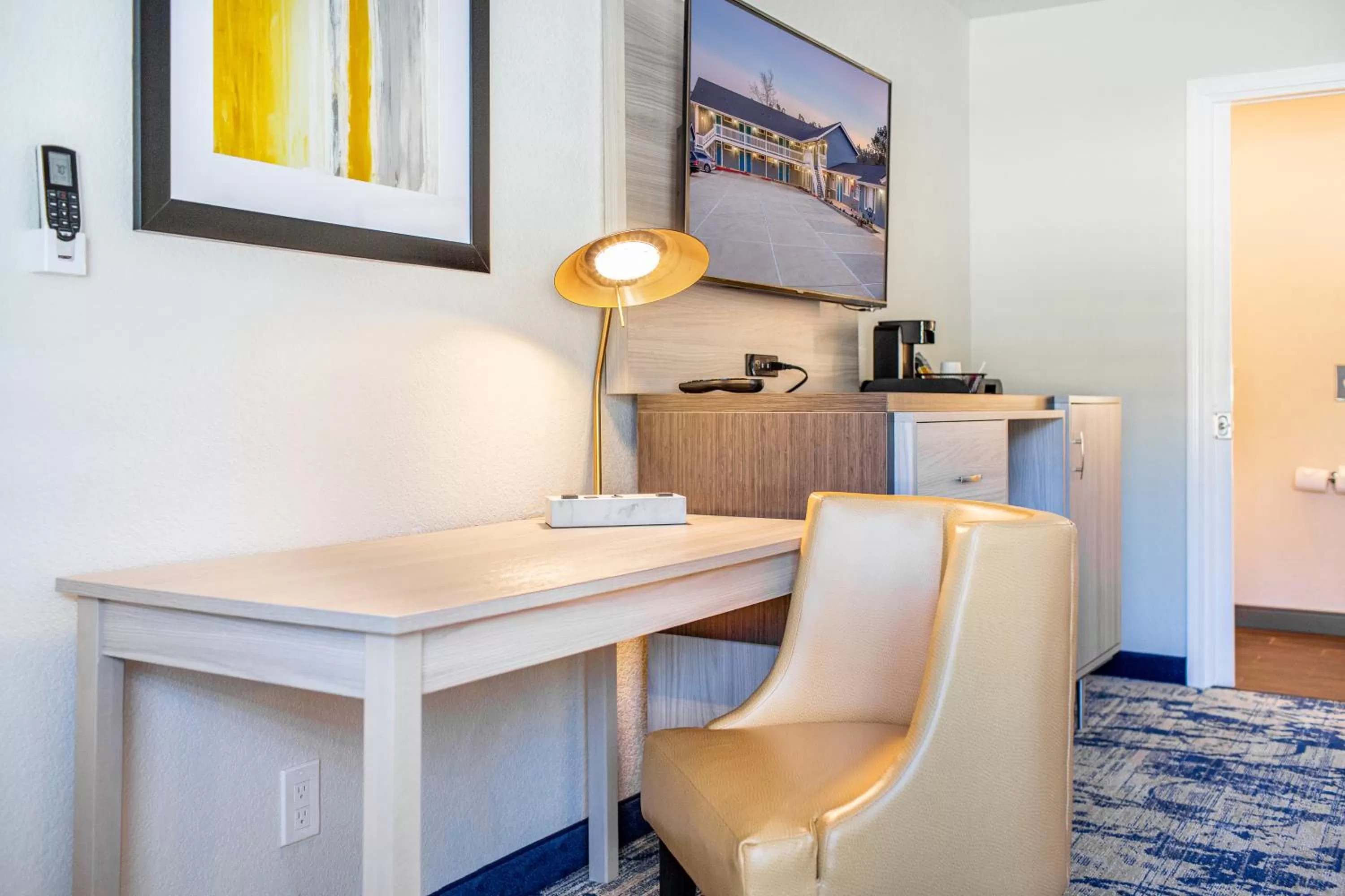 Bedroom in Creekside Inn Downtown