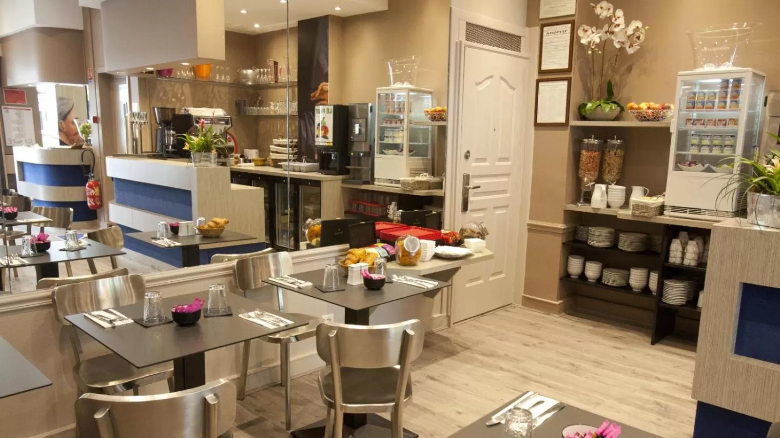 Buffet breakfast in Hôtel Cecyl Reims Centre