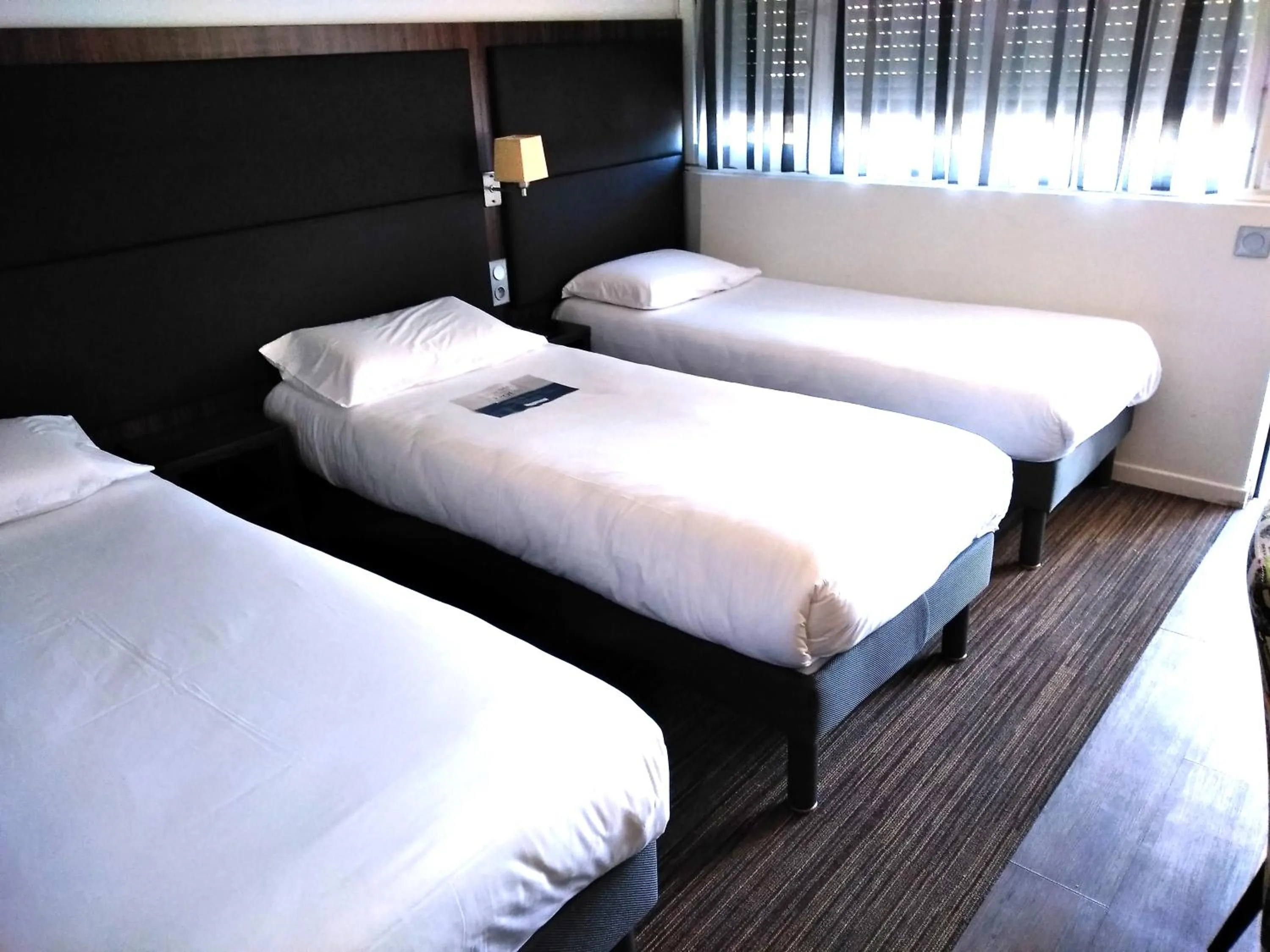 Property building, Bed in Kyriad Bordeaux - Merignac Aéroport