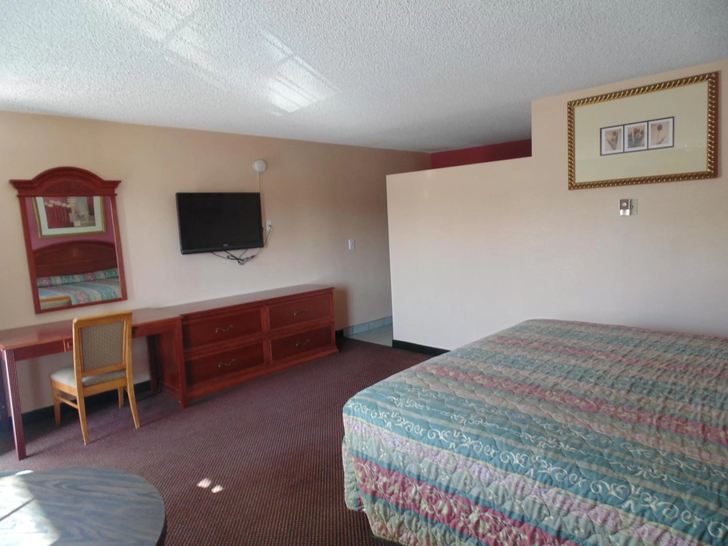 Photo of the whole room, Bed in Western Inn & Suites