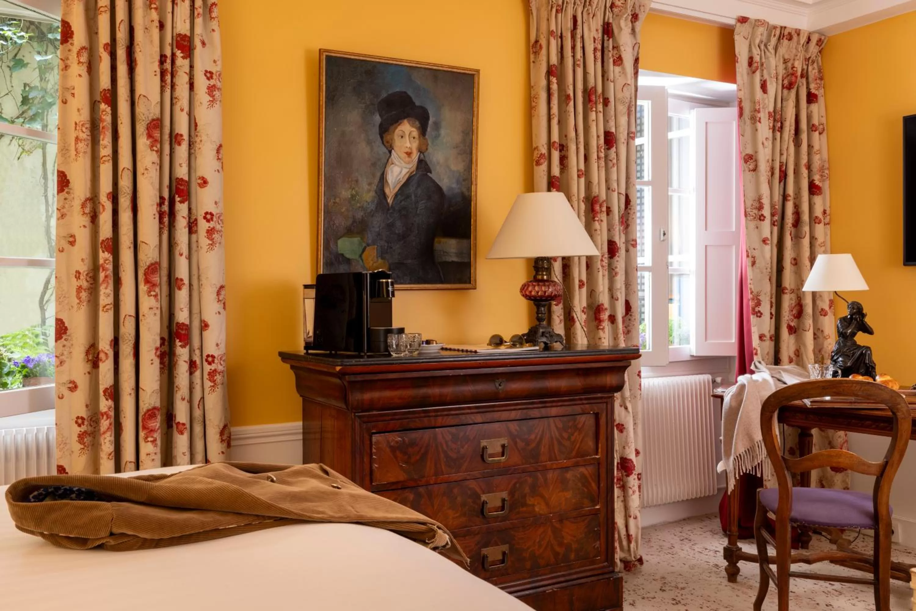 Photo of the whole room, Bed in Hôtel Le Saint Gregoire