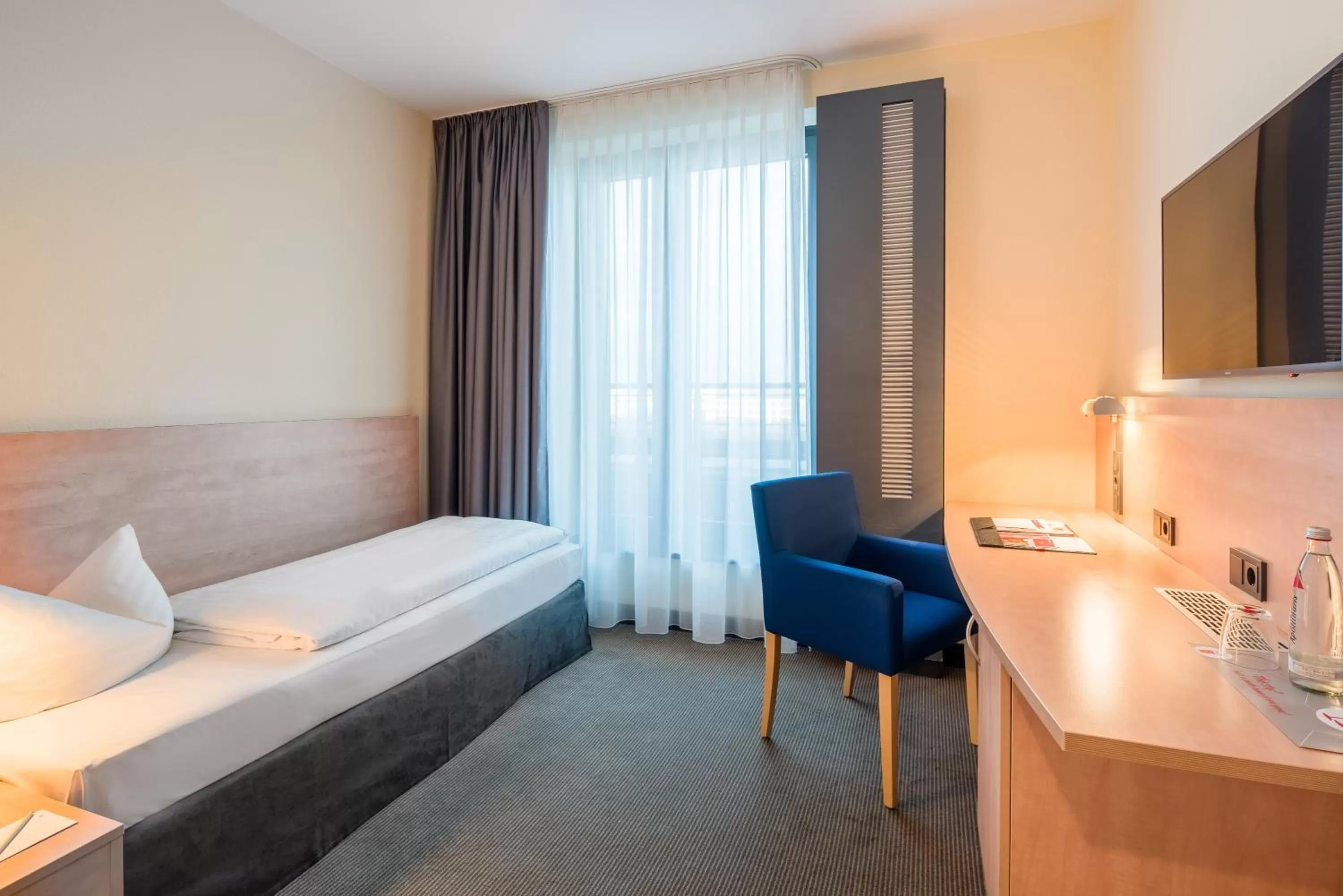 Photo of the whole room, Bed in IntercityHotel Hamburg Hauptbahnhof