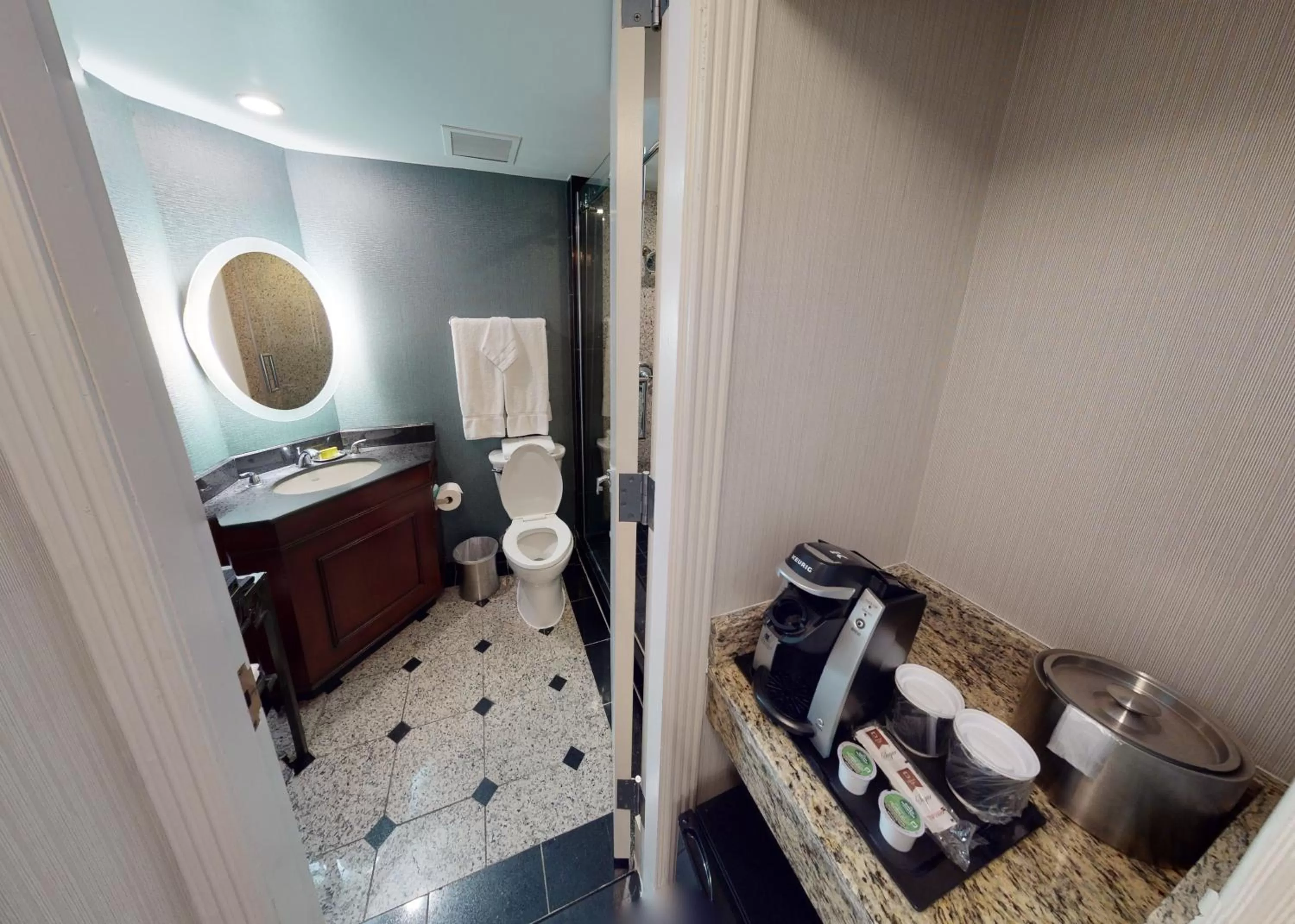 Coffee/tea facilities, Bed in The Whitehall Houston