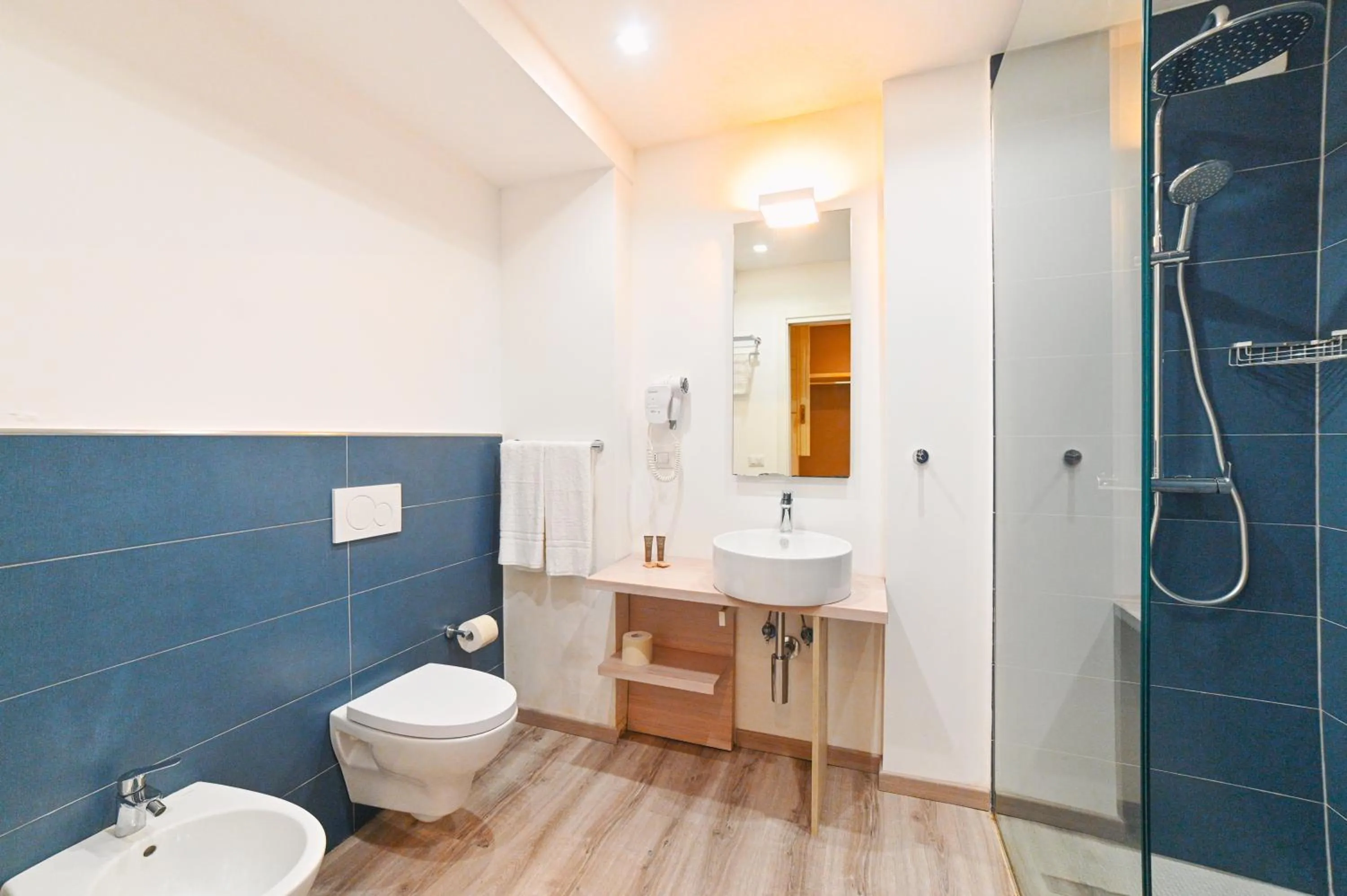 Shower in Hotel Baia Delle Sirene