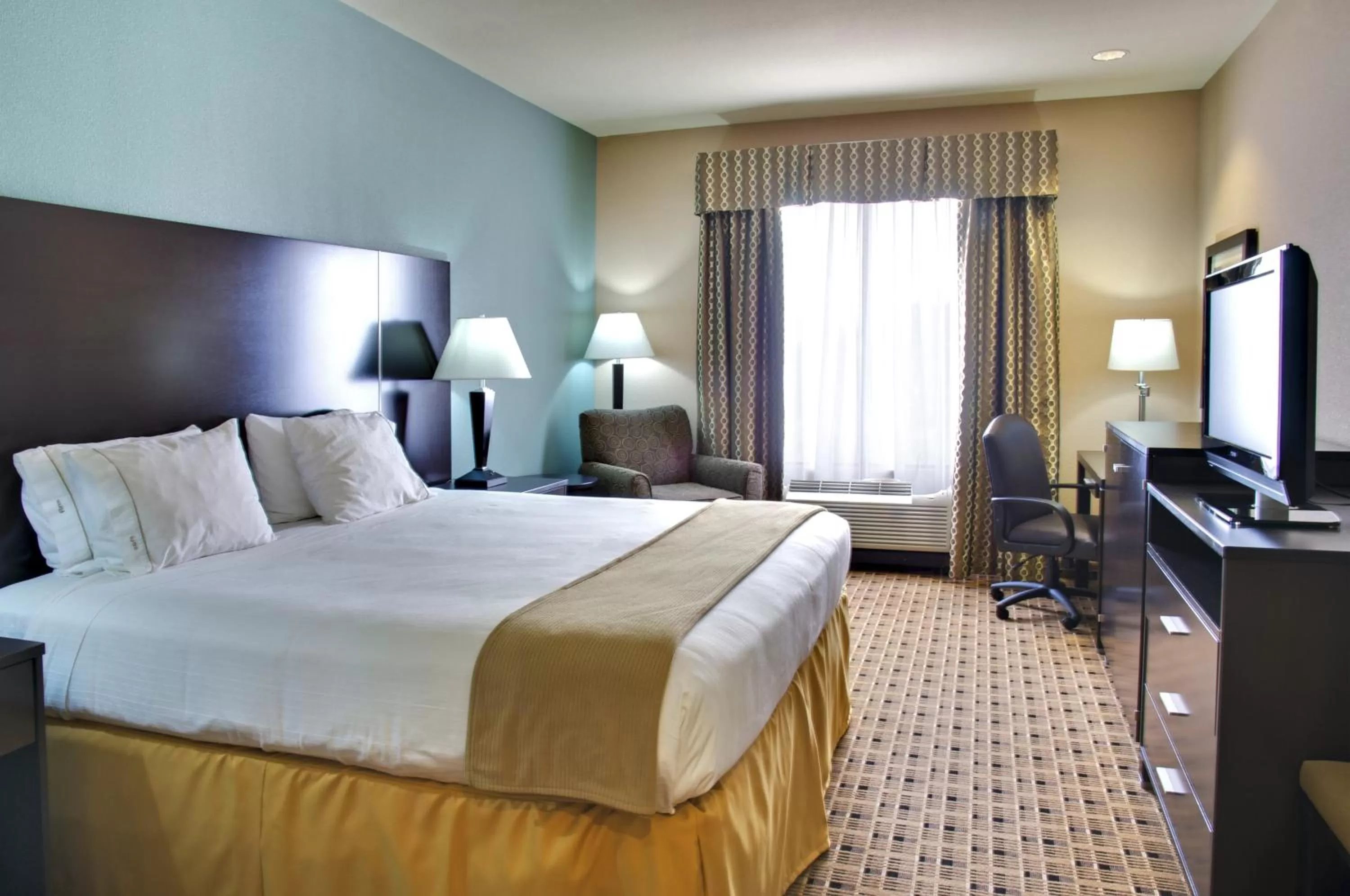 Photo of the whole room, Bed in Holiday Inn Express Hotel & Suites Houston Energy Corridor - West Oaks, an IHG Hotel