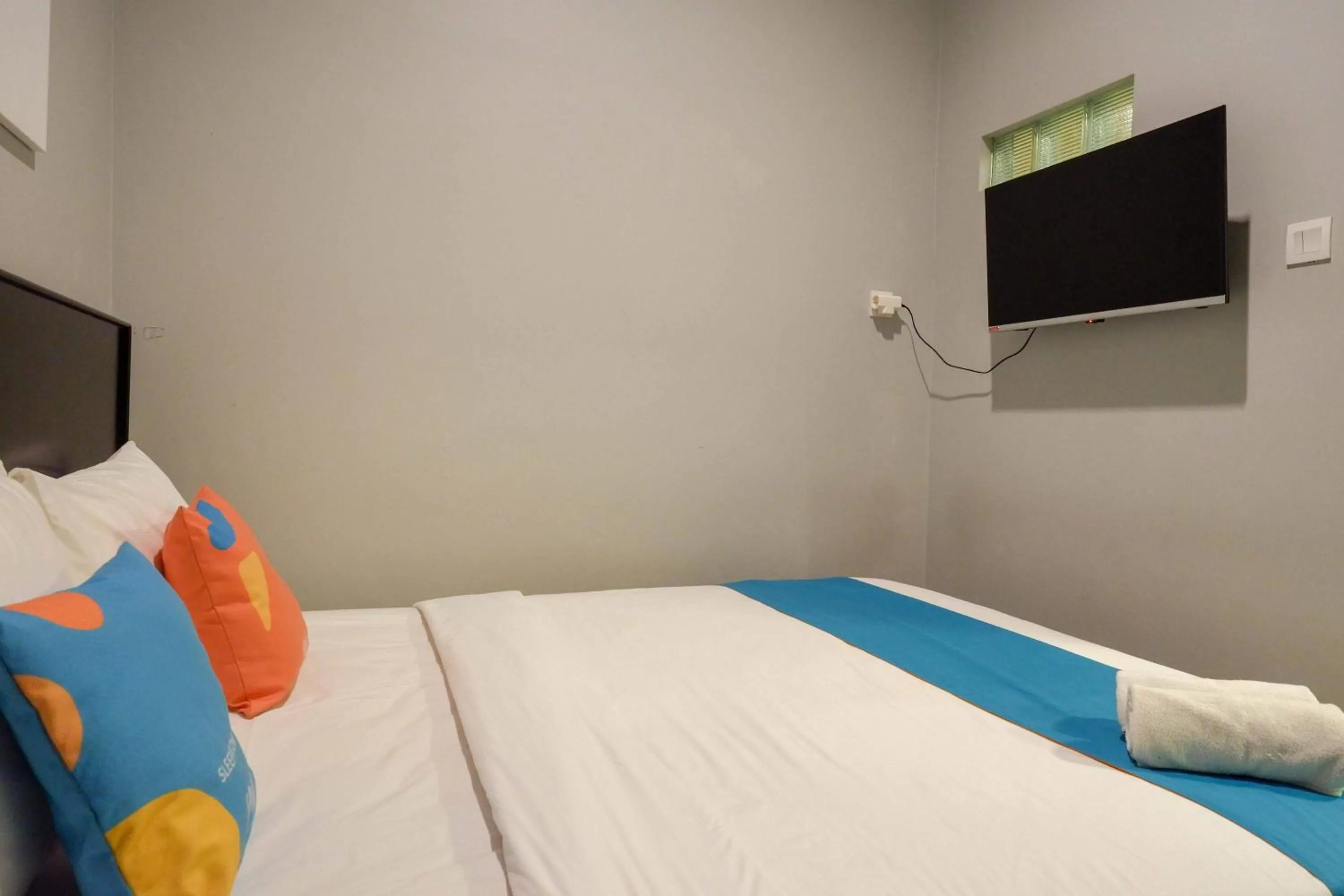 Bedroom, Bed in Sans Hotel Empress Simpang Lima