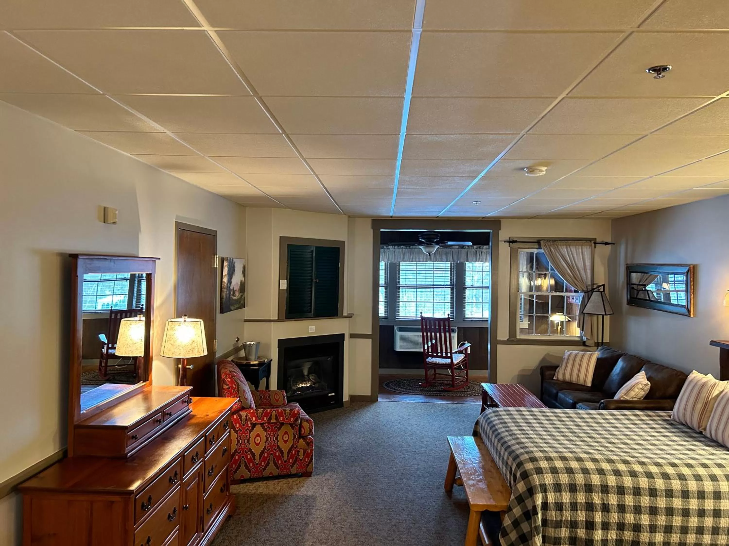 Bedroom, Bed in The Common Man Inn, Spa & Lodge