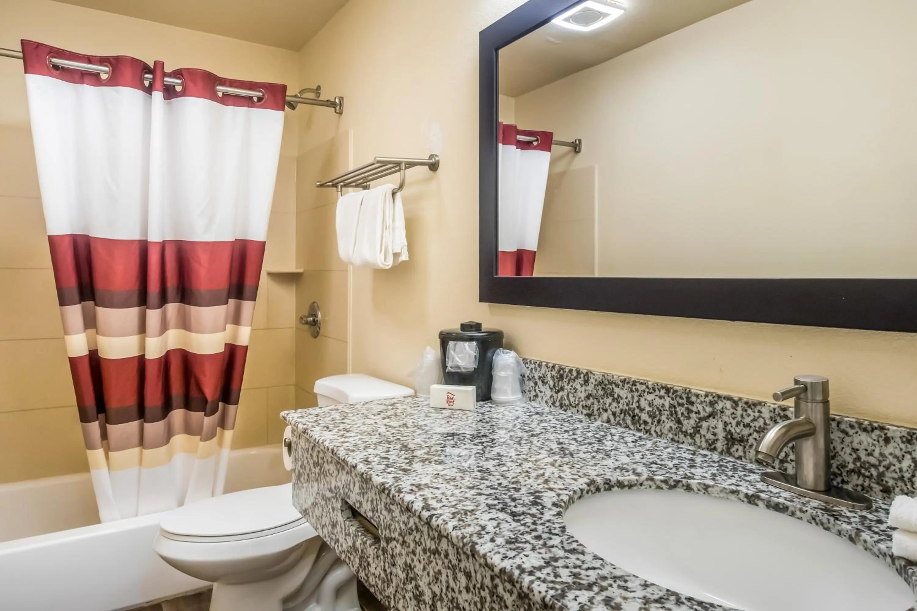 Bathroom in Red Roof Inn Chicago-Alsip