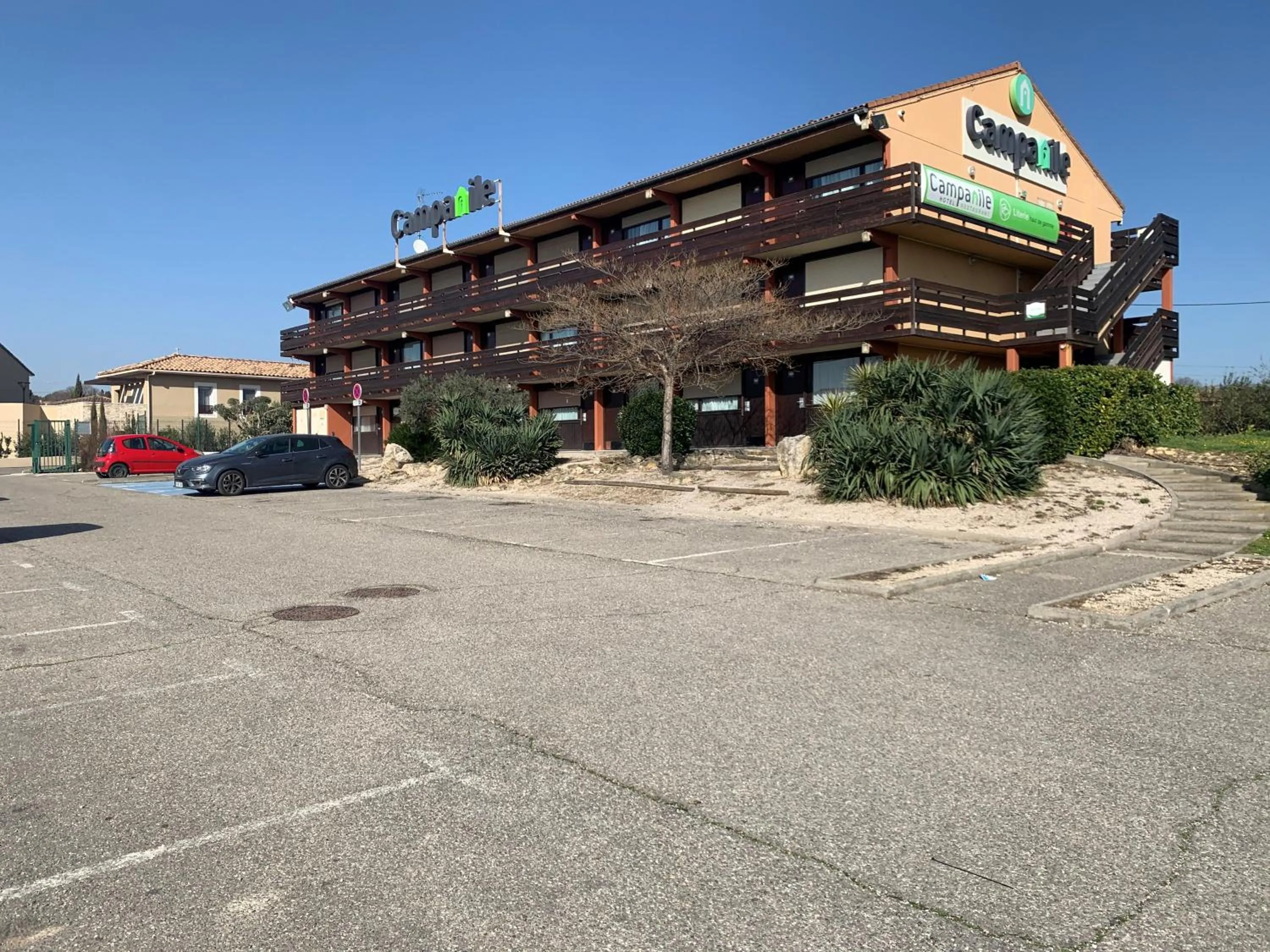 Property building in Campanile Salon-De-Provence