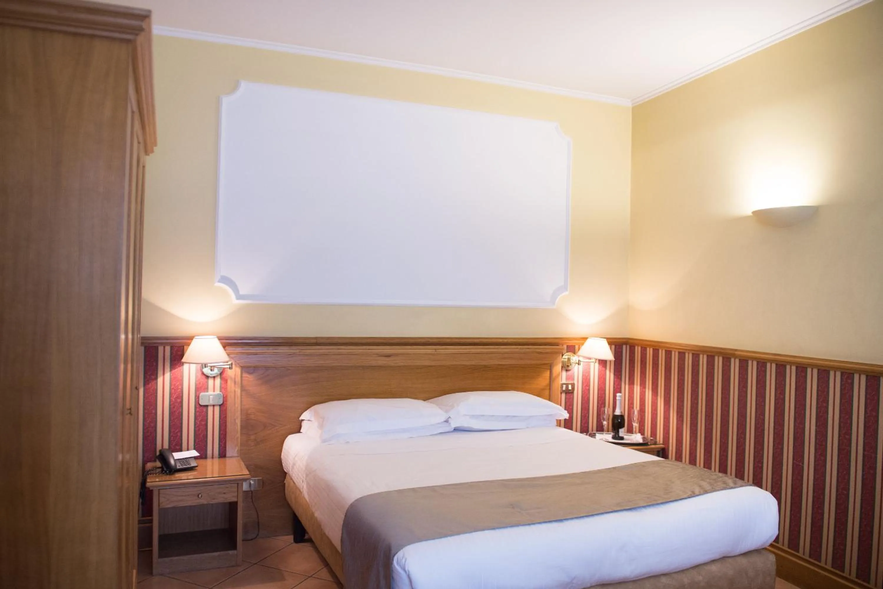 Bedroom, Bed in Hotel Leopardi