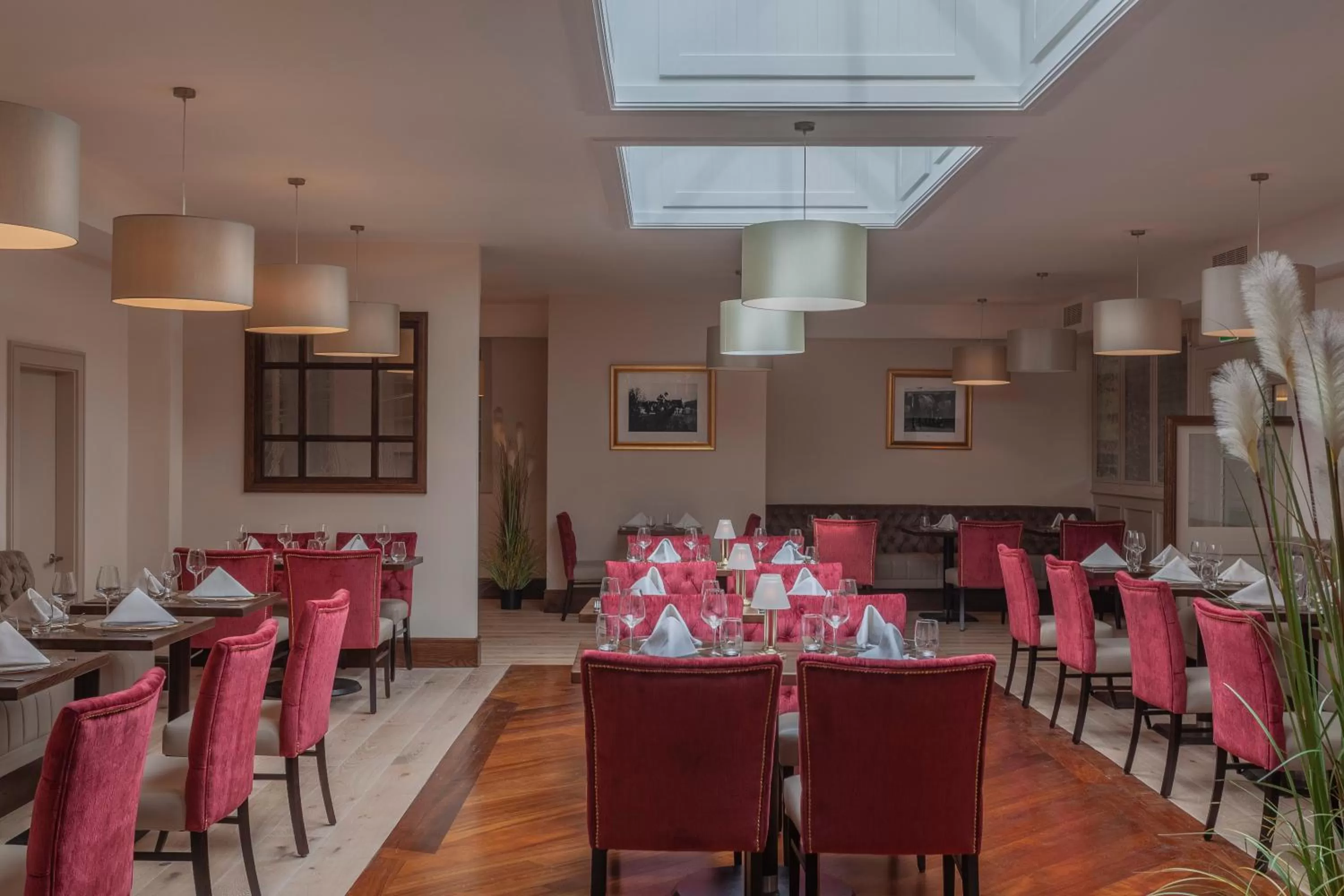 Restaurant/places to eat in Glenroyal Hotel
