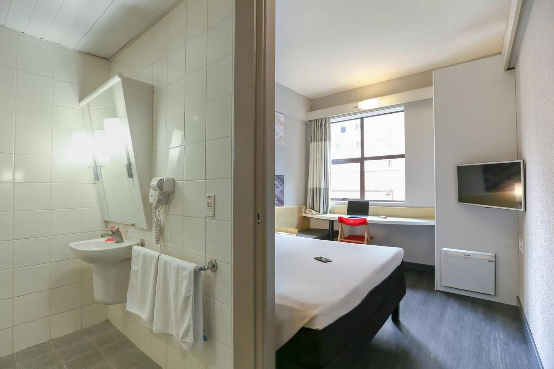 Toilet in Ibis Maringa