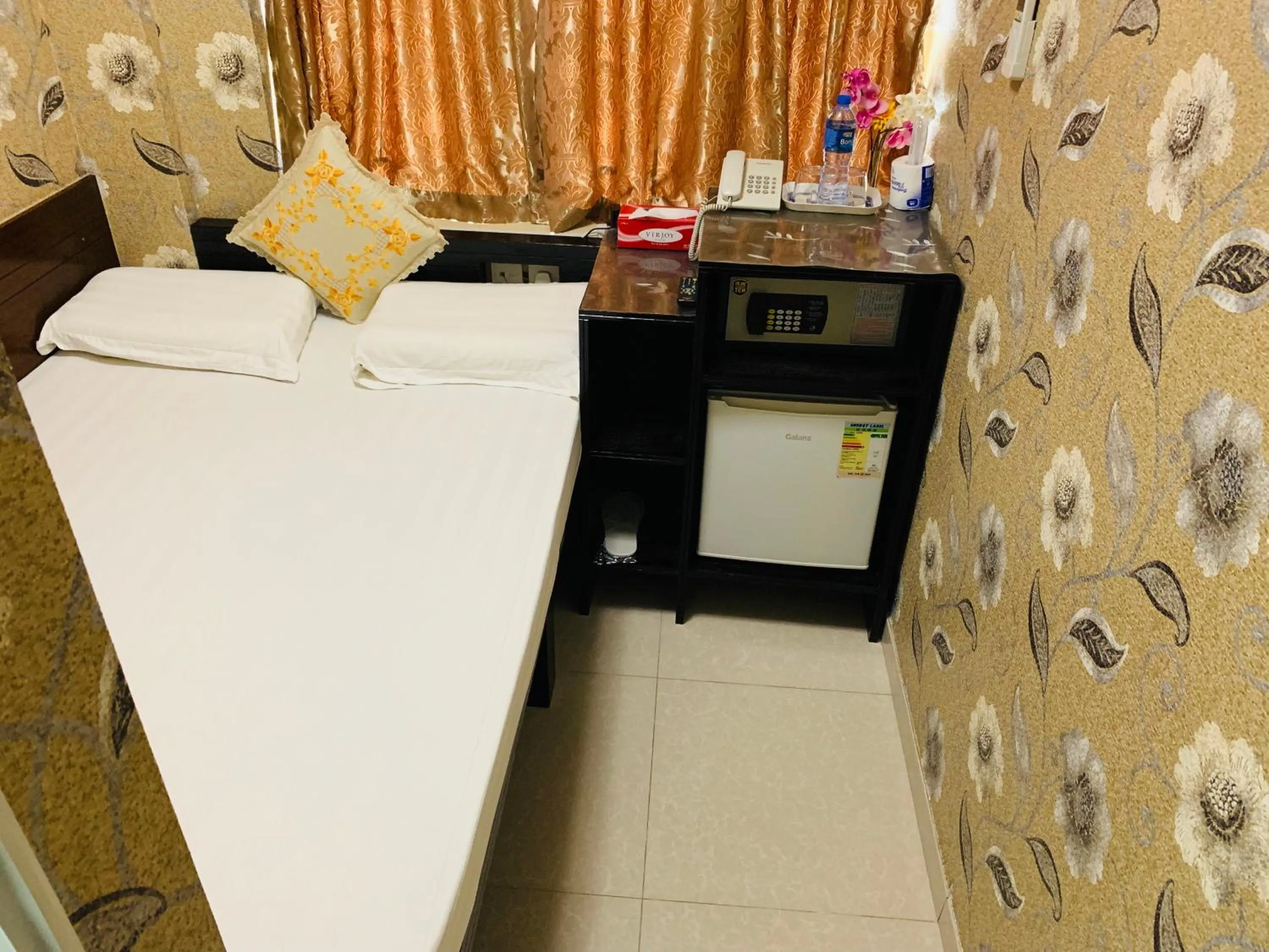 Photo of the whole room, Bed in Modern