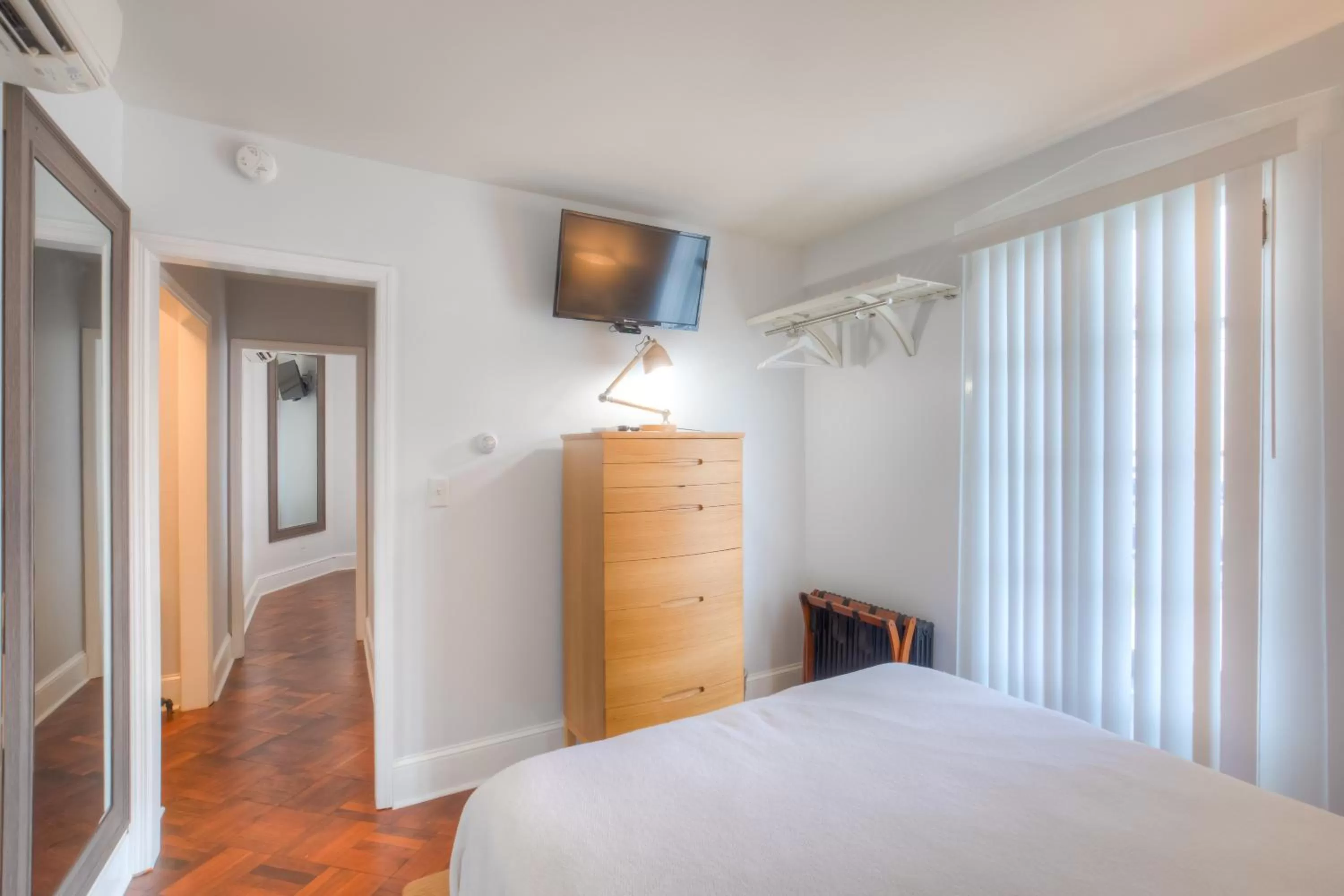 TV and multimedia, Bed in Elaine's Cape May Boutique Hotel