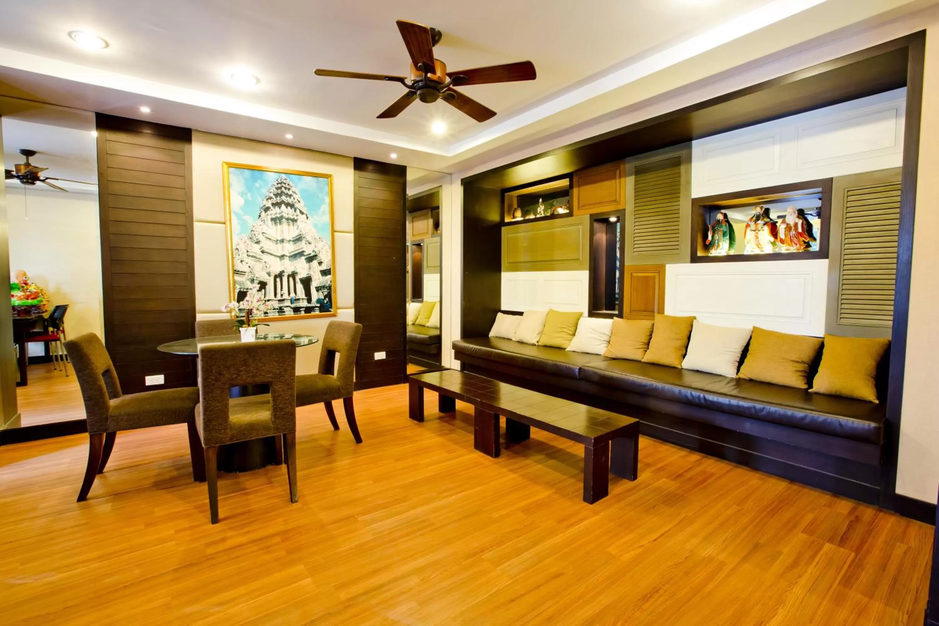 Communal lounge/ TV room in Sinsuvarn Airport Suite Hotel
