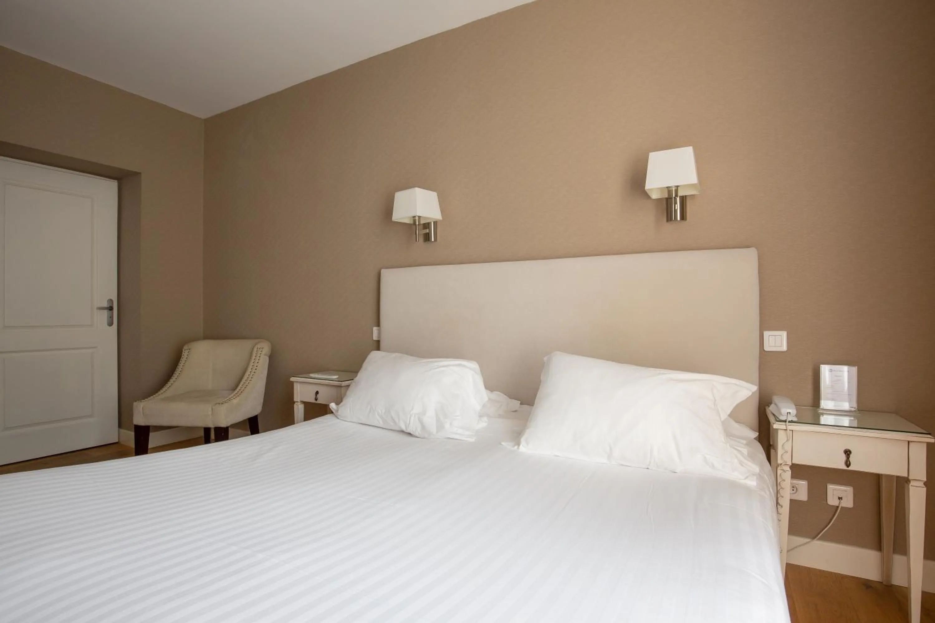 Bed in Hotel Le Renoir