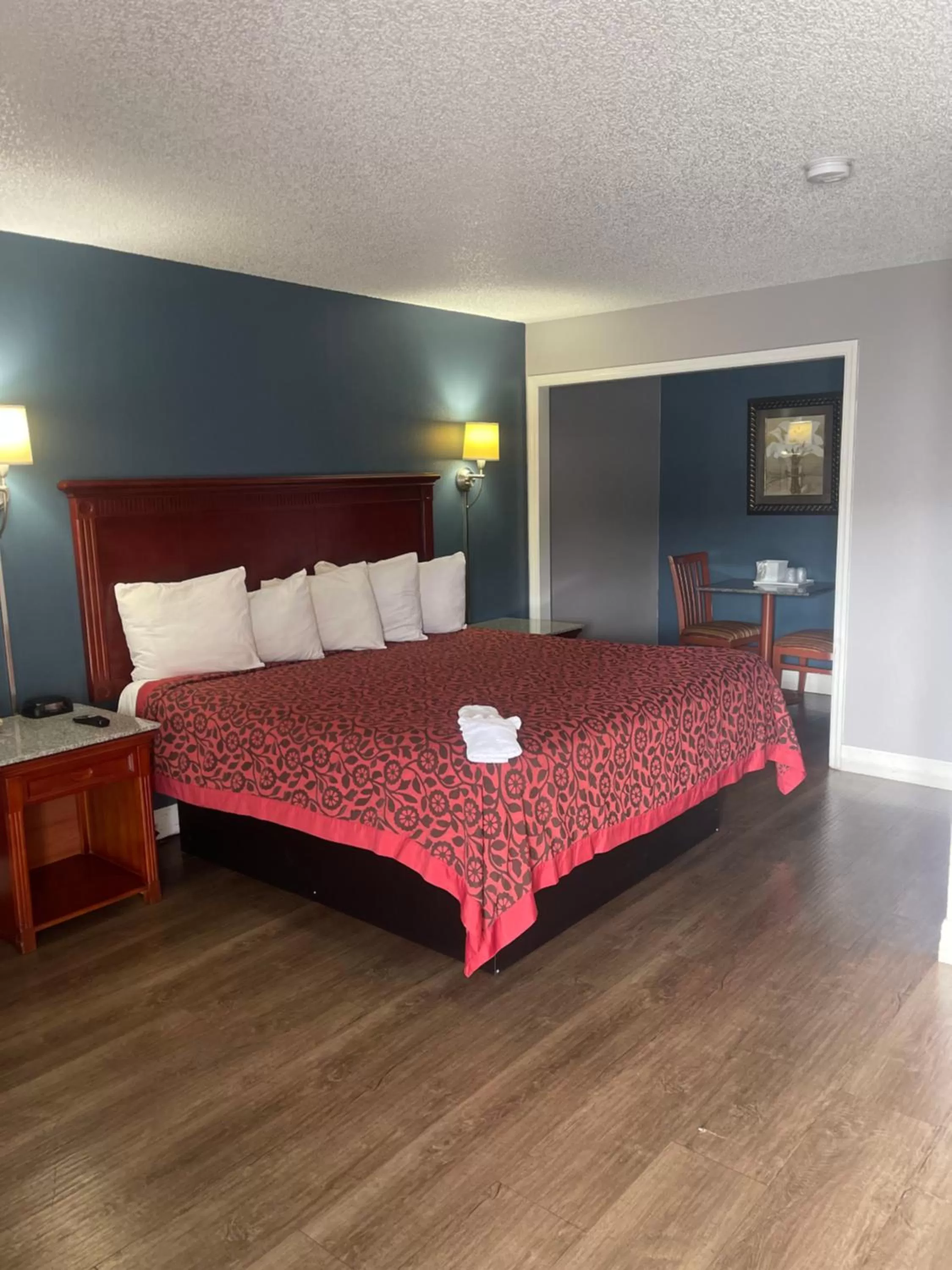 Bed in Days Inn by Wyndham Orange City/Deland