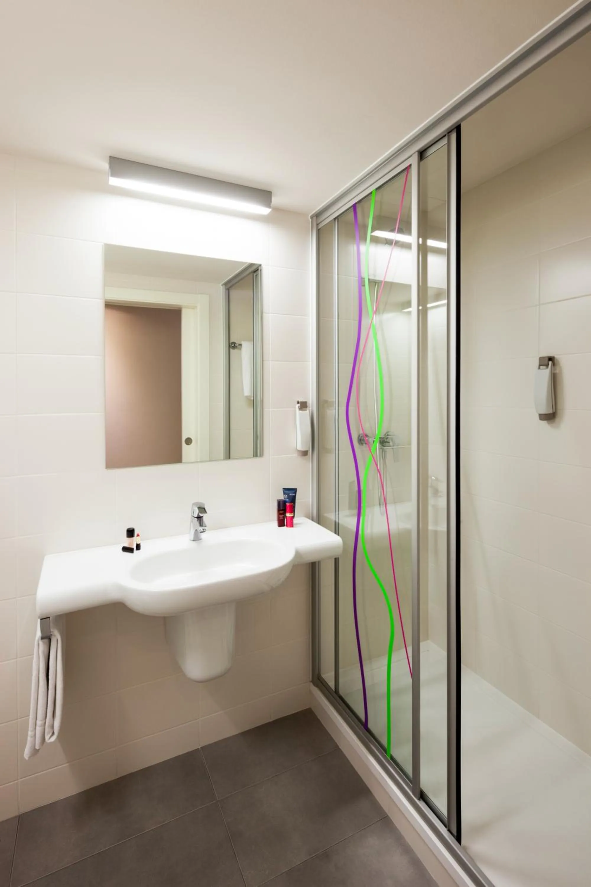 Shower in Hotel Ibis Styles Lleida Torrefarrera