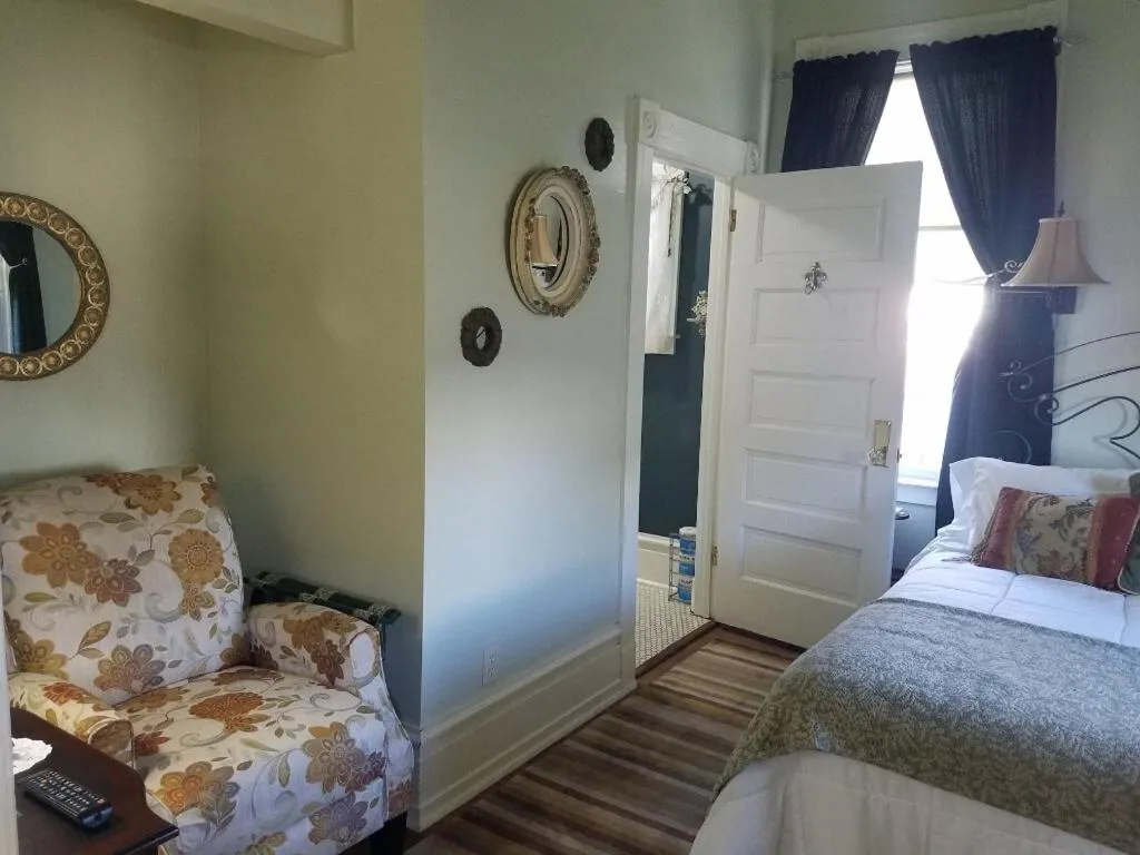 Bedroom, Bed in Abbey House Inn