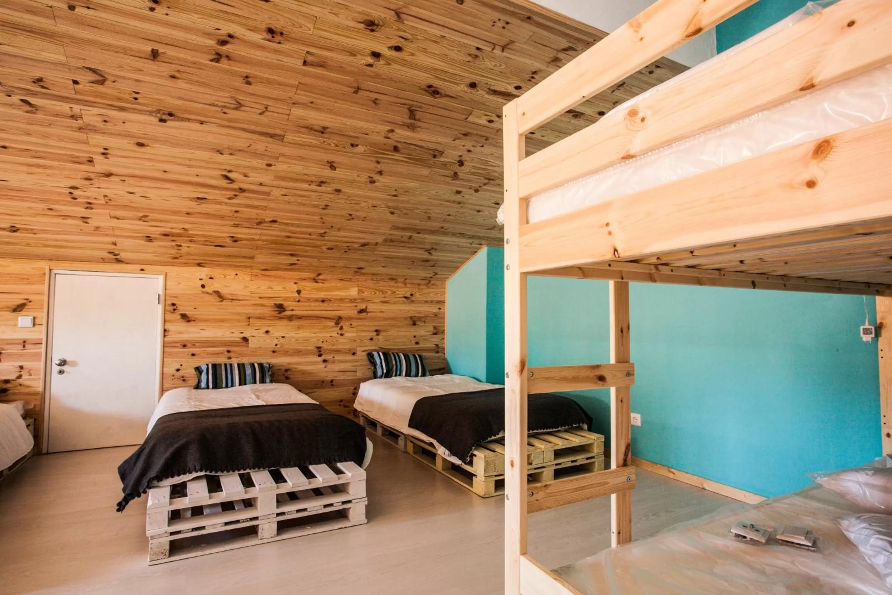 Photo of the whole room, Bed in Lisbon Surf Villa