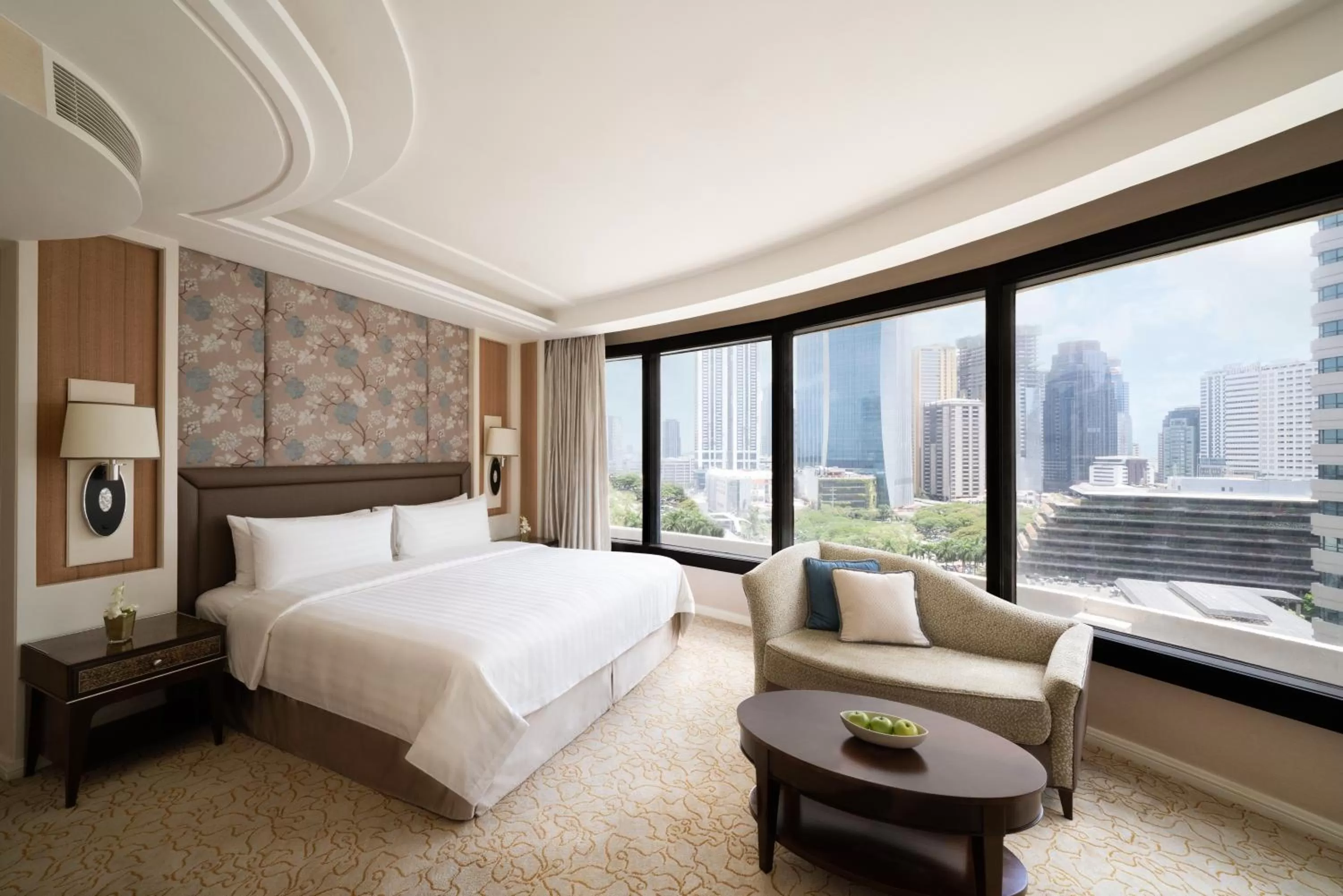 Photo of the whole room, Bed in Edsa Shangri-La, Manila